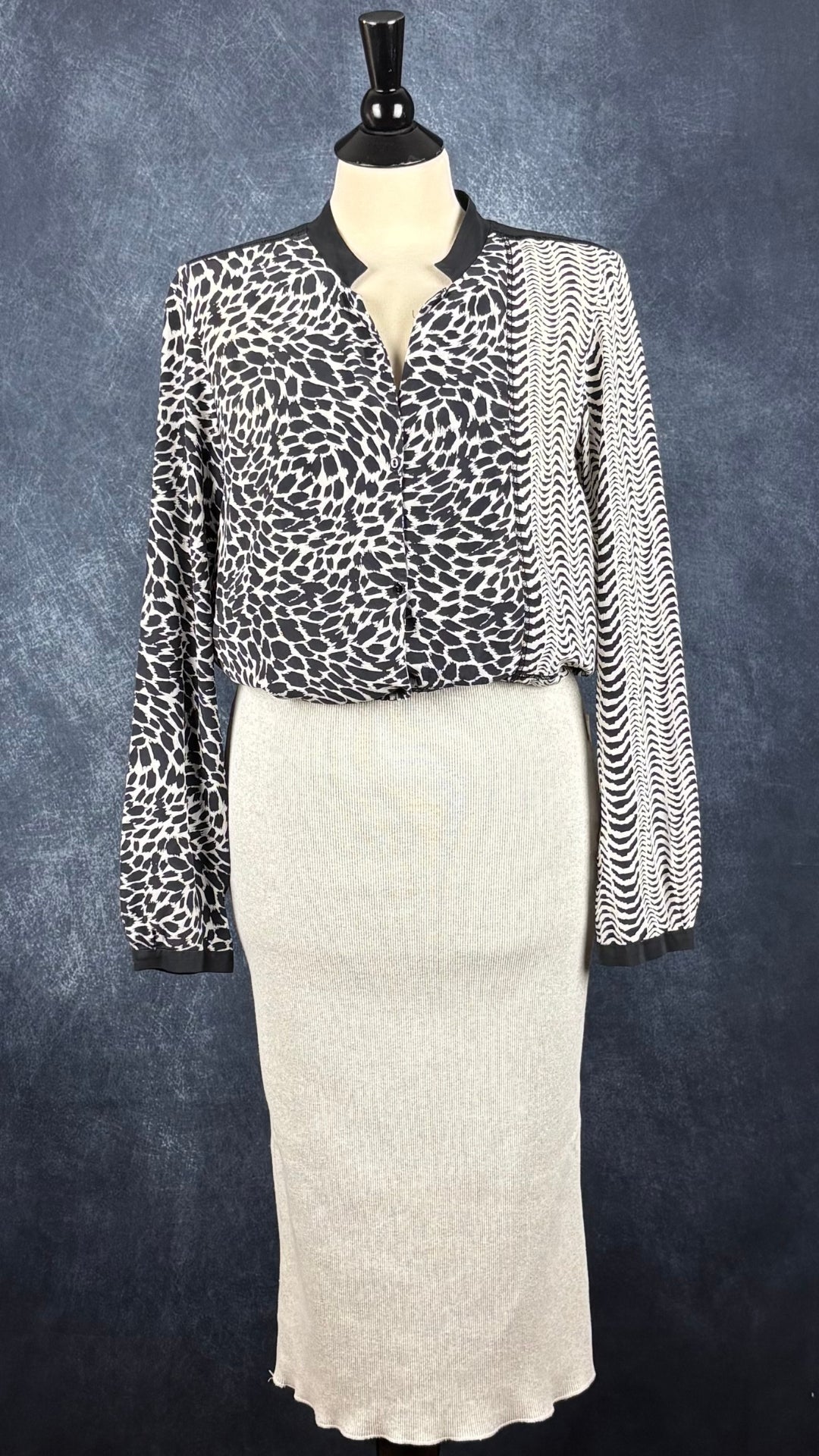 Blouse longue en soie à motifs crème et noir, Gerard Darel, taille 8 (s/m). Vue de l'agencement avec la jupe côtelée Province of Canada.