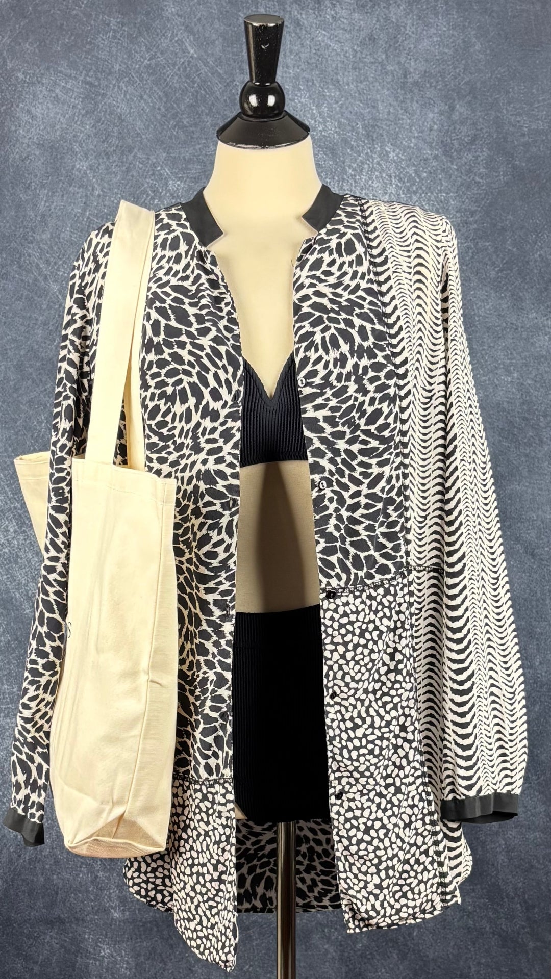 Blouse longue en soie à motifs crème et noir, Gerard Darel, taille 8 (s/m). Vue de l'agencement avec un maillot de bain.