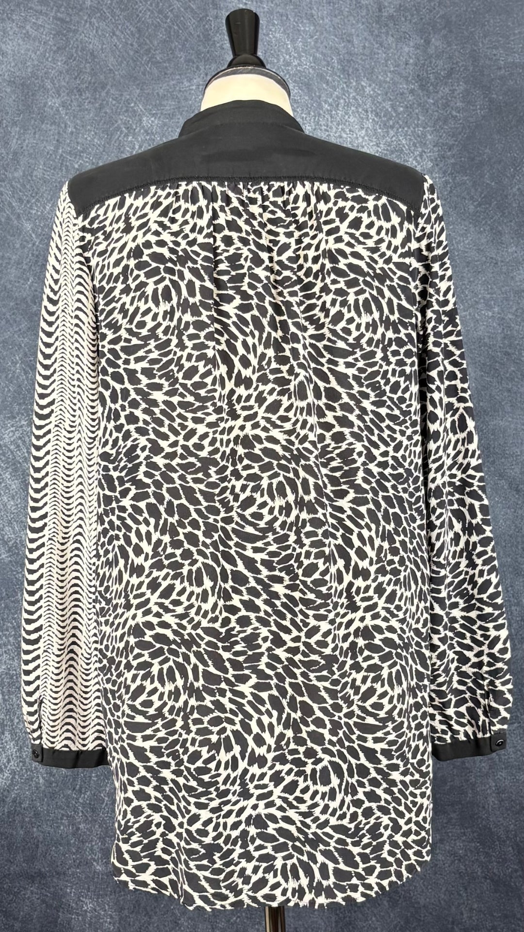 Blouse longue en soie à motifs crème et noir, Gerard Darel, taille 8 (s/m). Vue de dos.