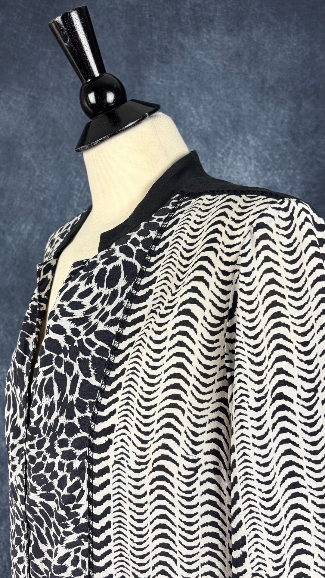 Blouse longue en soie à motifs crème et noir, Gerard Darel, taille 8 (s/m). Vue de l'encolure.