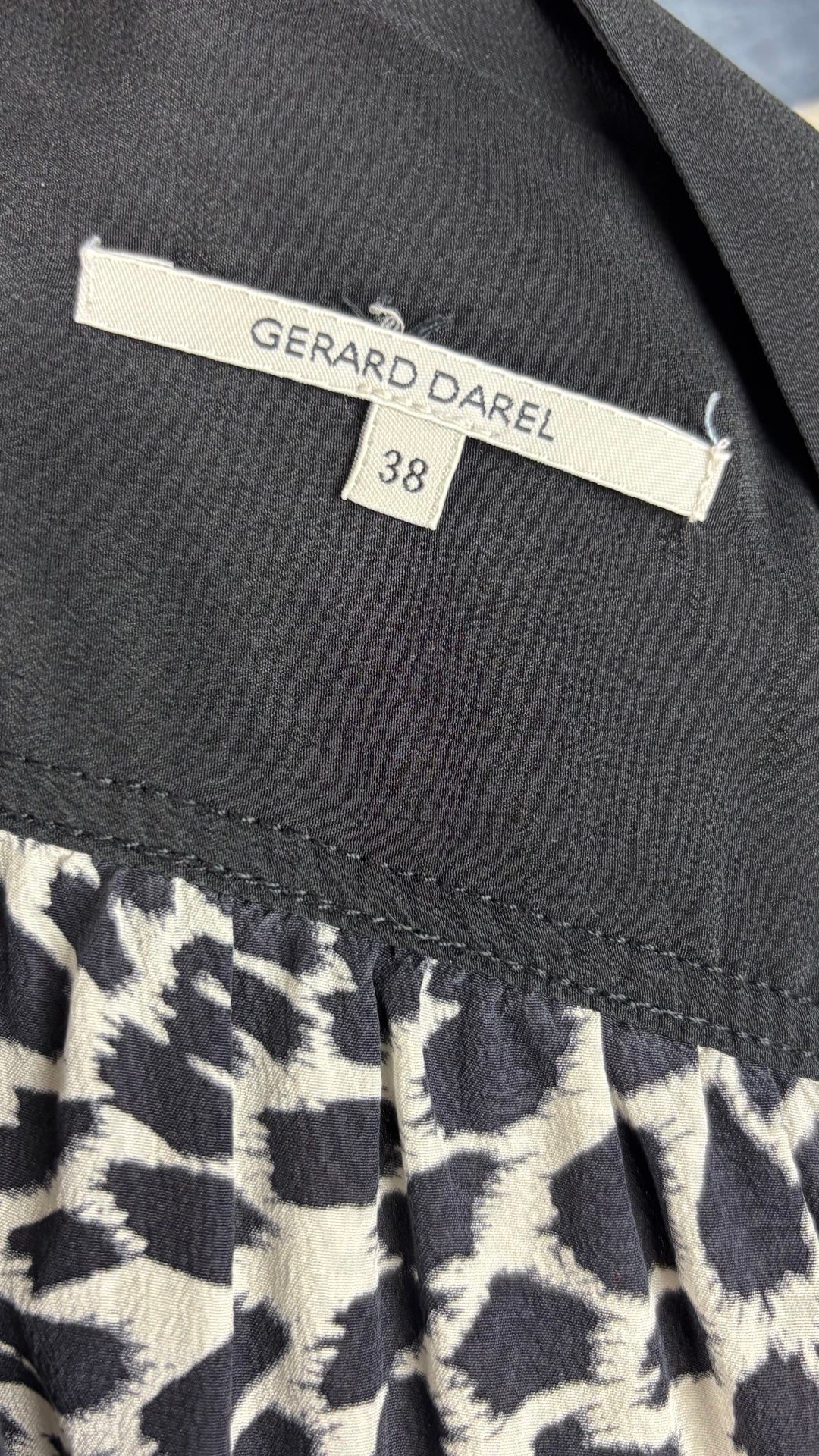 Blouse longue en soie à motifs crème et noir, Gerard Darel, taille 8 (s/m). Vue de l'étiquette.