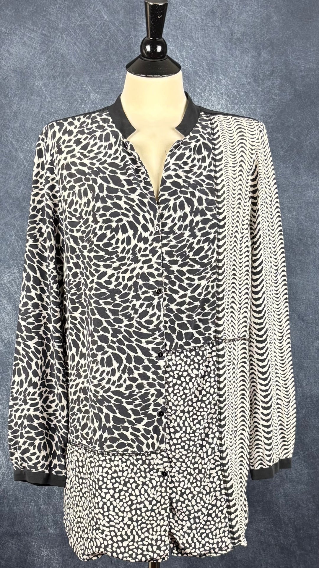 Blouse longue en soie à motifs crème et noir, Gerard Darel, taille 8 (s/m). Vue de face.