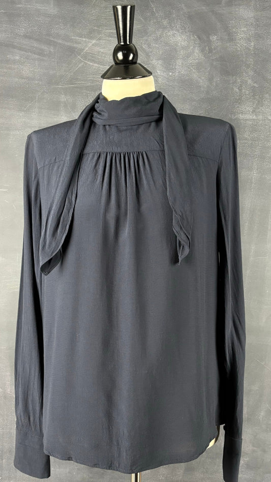 Blouse marine à col lavallière Oui, taille 10. Vue de face.