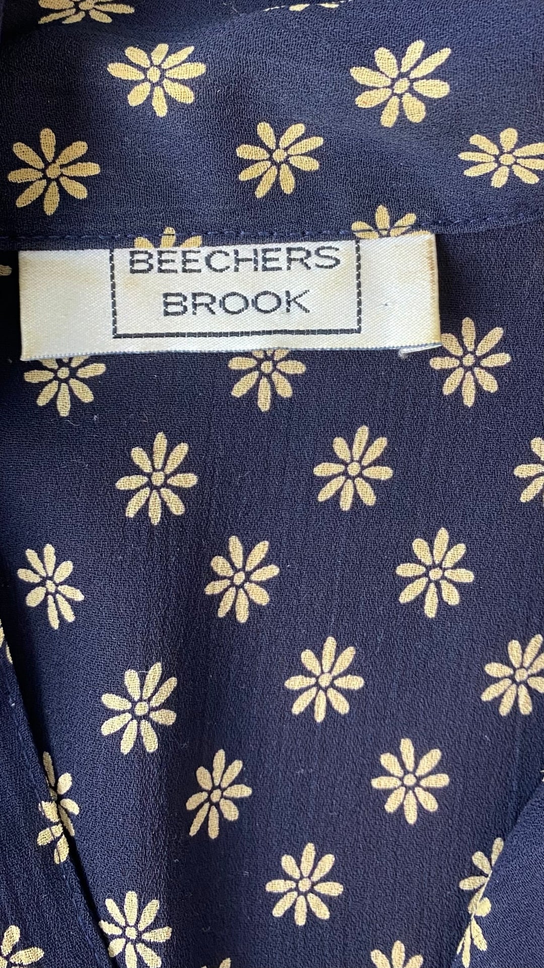 Blouse marine à fleurs vintage Beechers Brook, taille m-l. Vue de l'étiquette de marque.