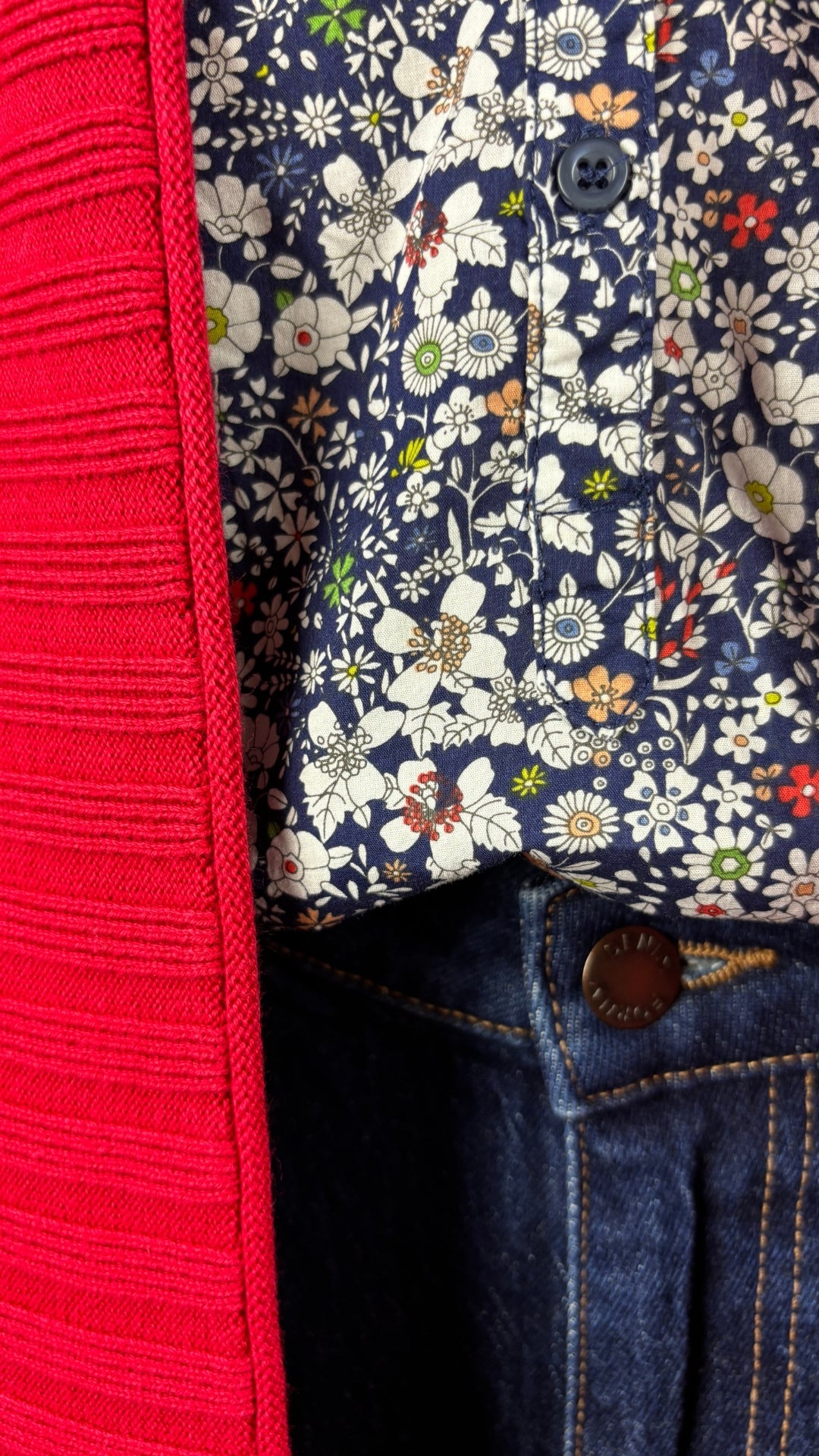 Blouse à motifs floraux Liberty, taille large. Vue de près de l'agencement avec le jeans Denim Forum et la veste rouge Olsen.
