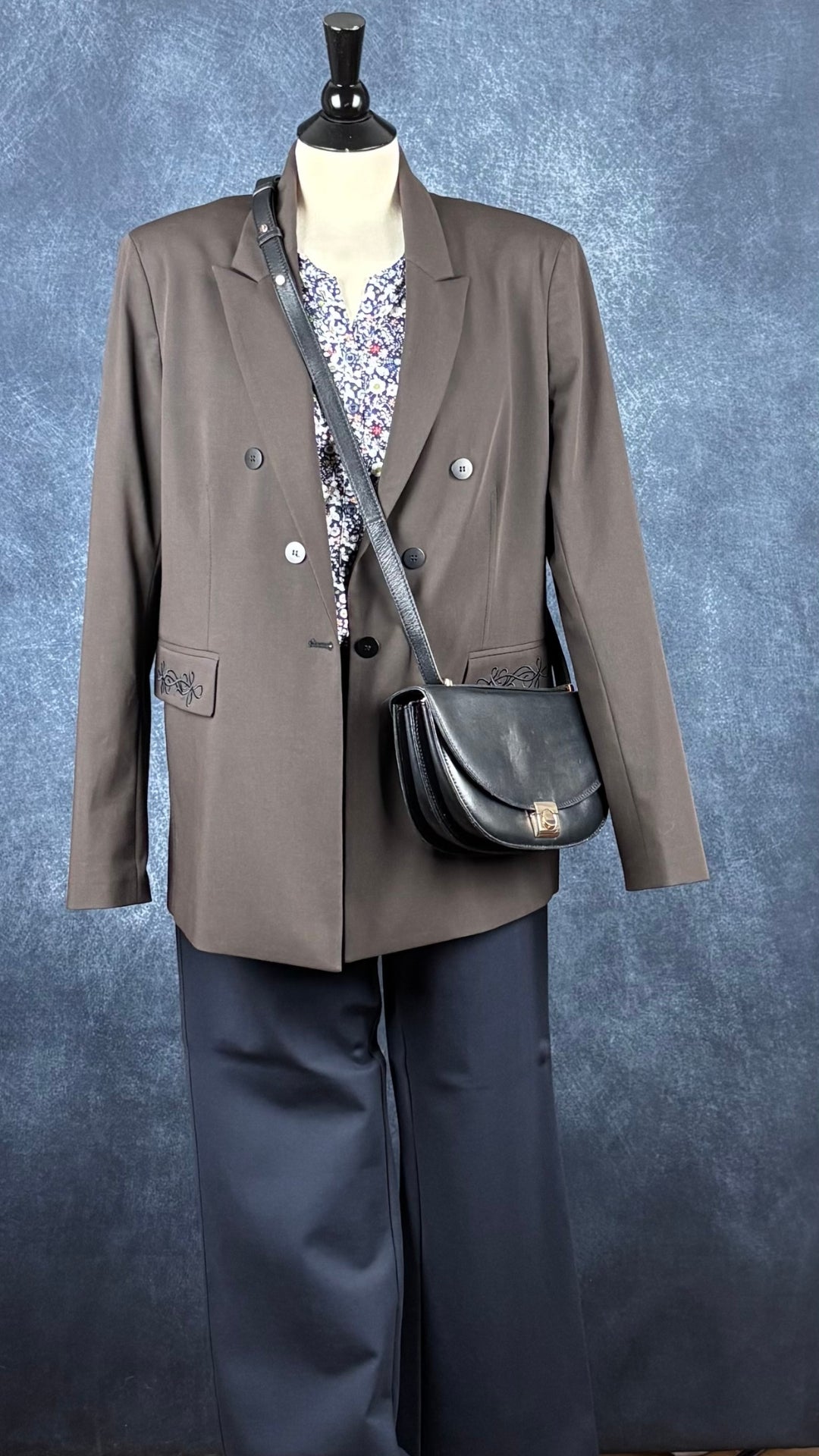 Blouse à motifs floraux Liberty, taille large. Vue de l'agencement avec le pantalon marine Part Two, le blazer brun chocolat Tristan et le sac Flattered.