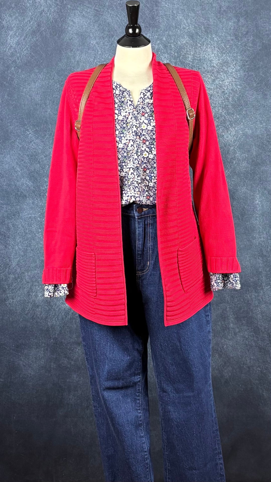 Blouse à motifs floraux Liberty, taille large. Vue de l'agencement avec le jeans Denim Forum, la veste rouge Olsen et le sac en cuir Vera Pelle.