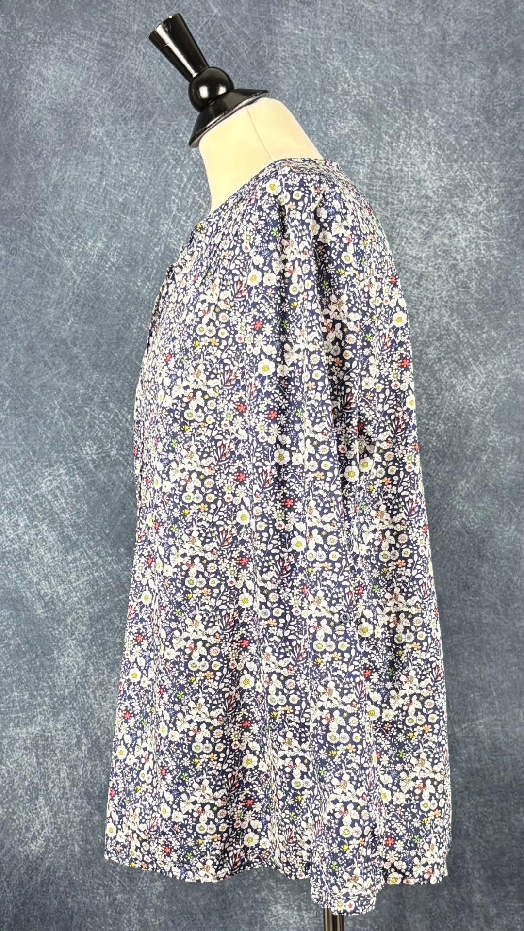 Blouse à motifs floraux Liberty, taille large. Vue de côté.