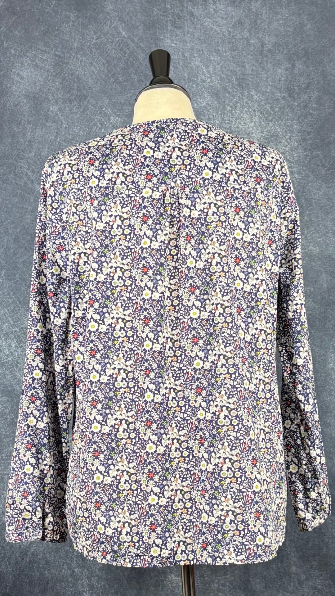 Blouse à motifs floraux Liberty, taille large. Vue de dos.
