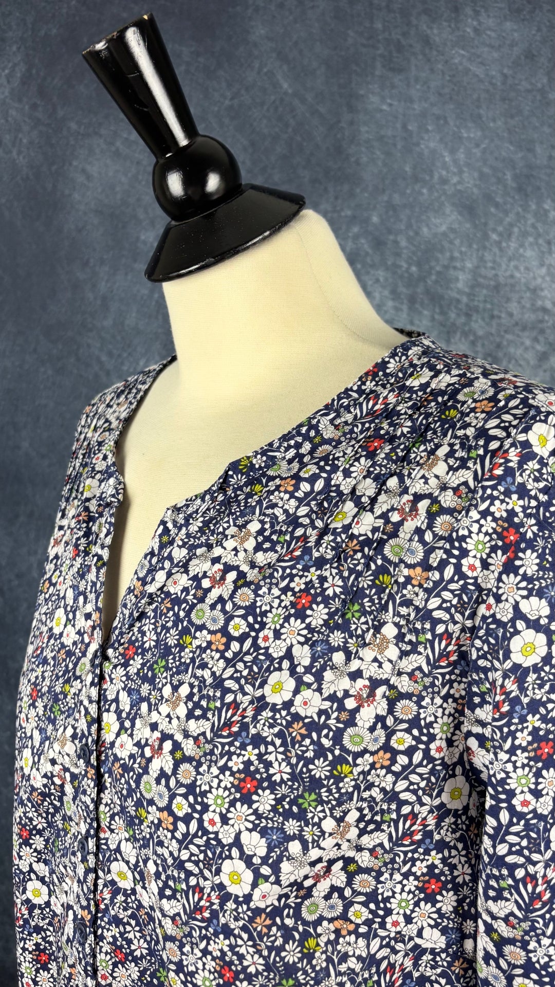 Blouse à motifs floraux Liberty, taille large. Vue de l'encolure.