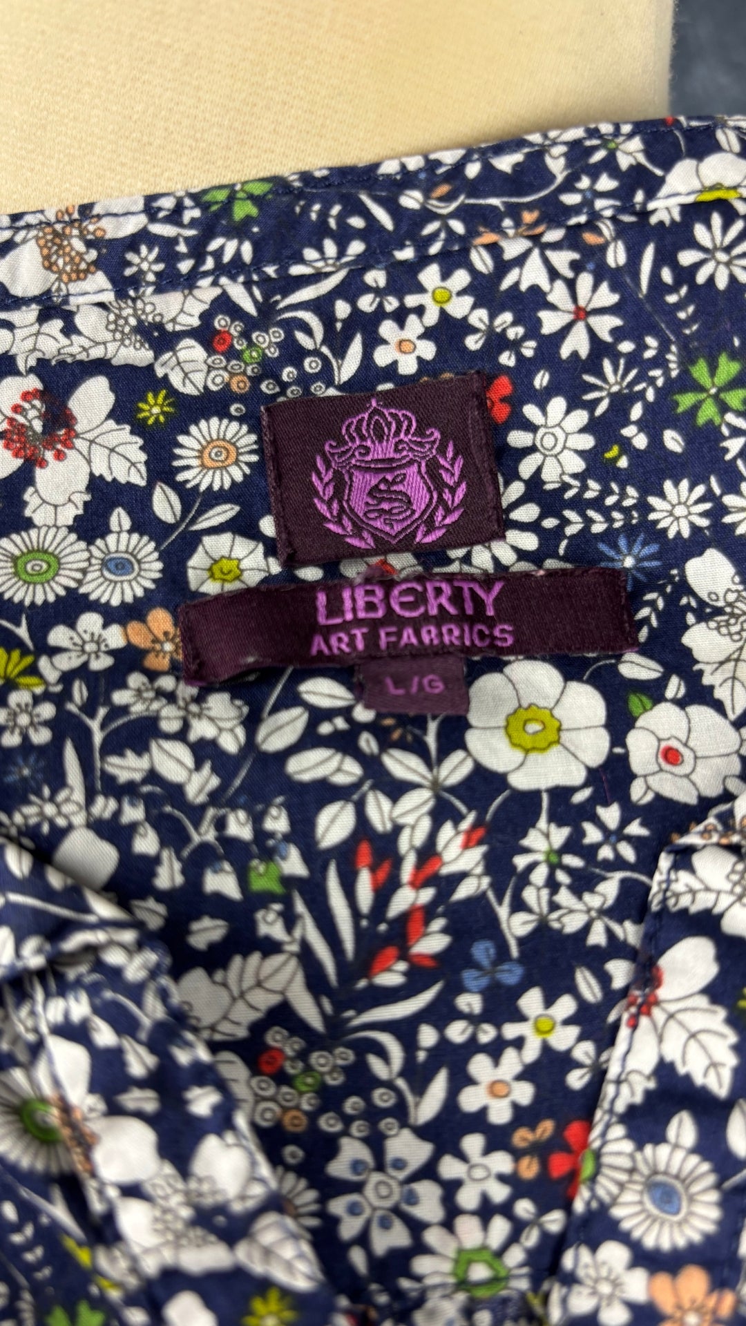 Blouse à motifs floraux Liberty, taille large. Vue de l'étiquette.
