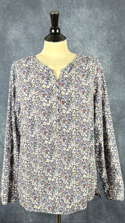 Blouse à motifs floraux Liberty, taille large. Vue de face.