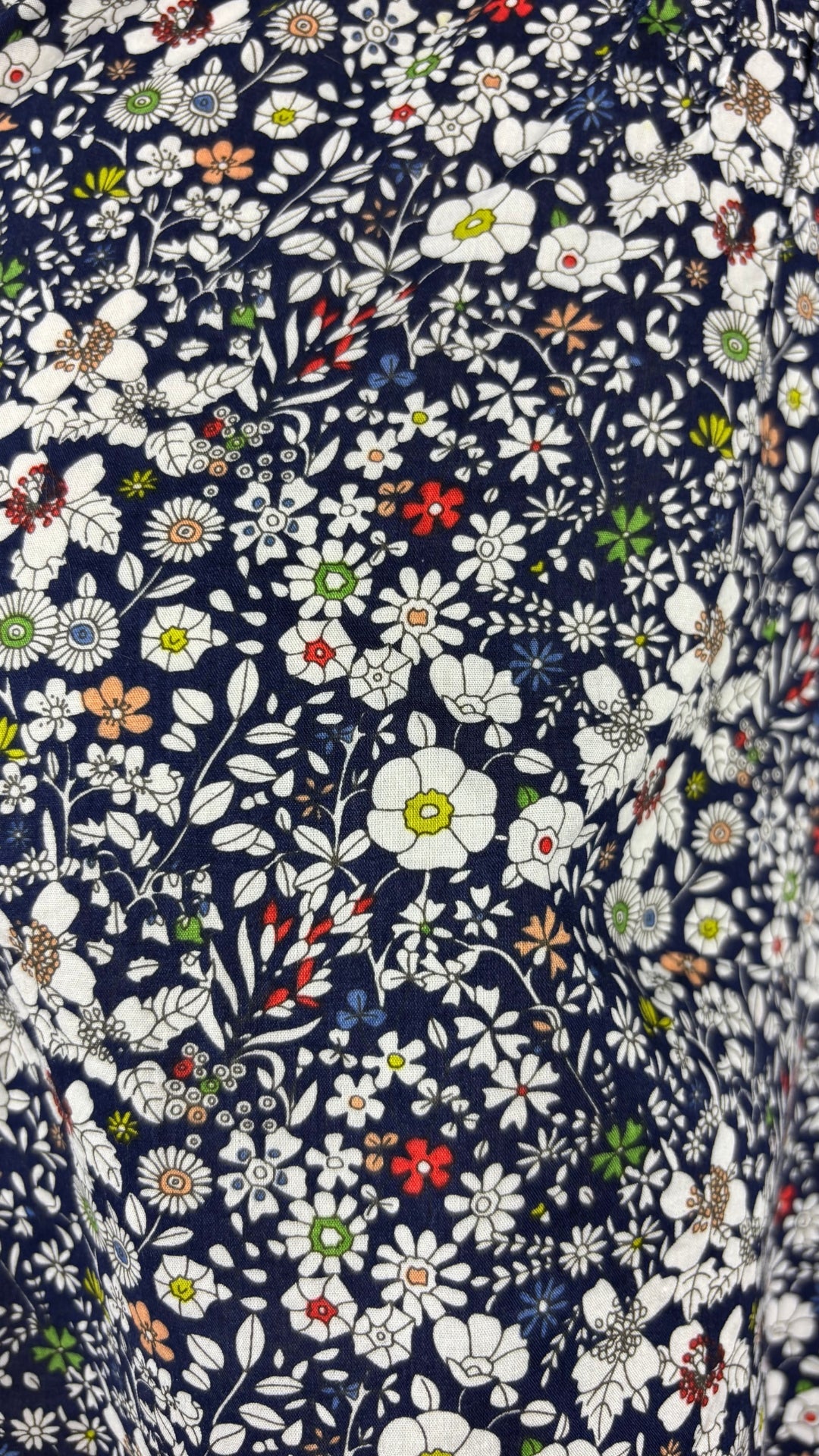 Blouse à motifs floraux Liberty, taille large. Vue de près du tissu.