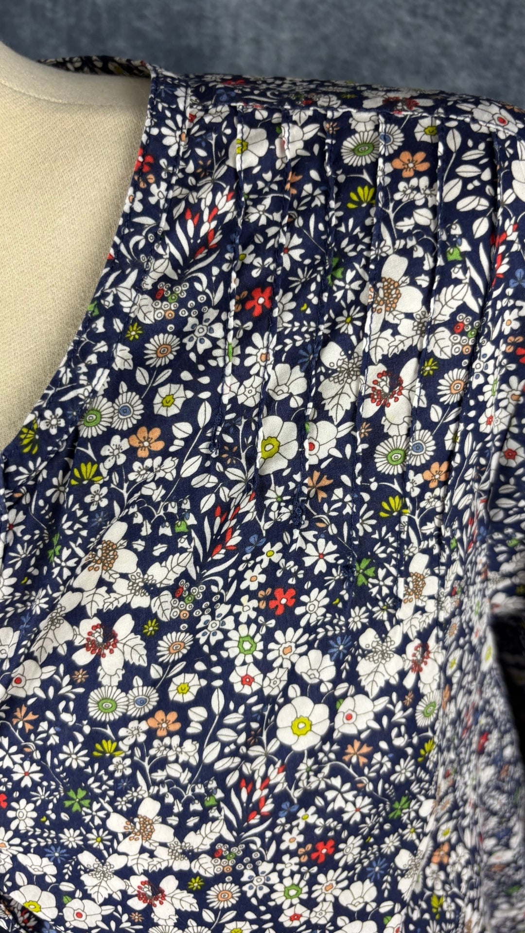 Blouse à motifs floraux Liberty, taille large. Vue de près des détails près de l'épaule.