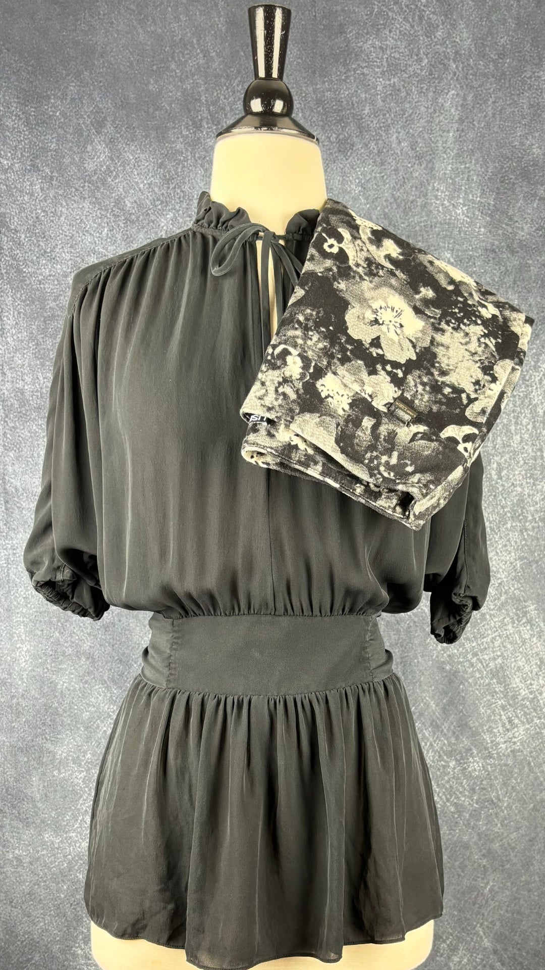 Blouse noire BCBG MaxAzria, taille xs. Vue de l'agencement avec le pantalon floral Lisette L.