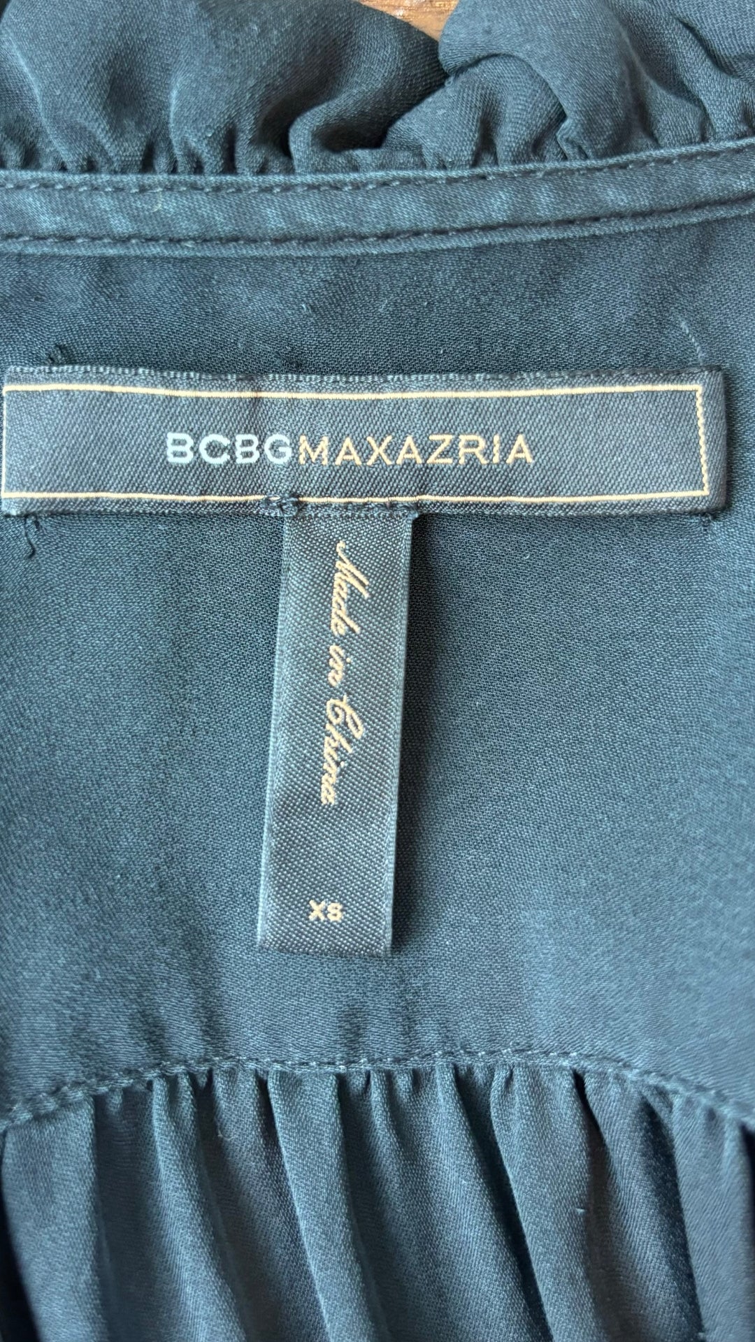 Blouse noire BCBG MaxAzria, taille xs. Vue de l'étiquette.