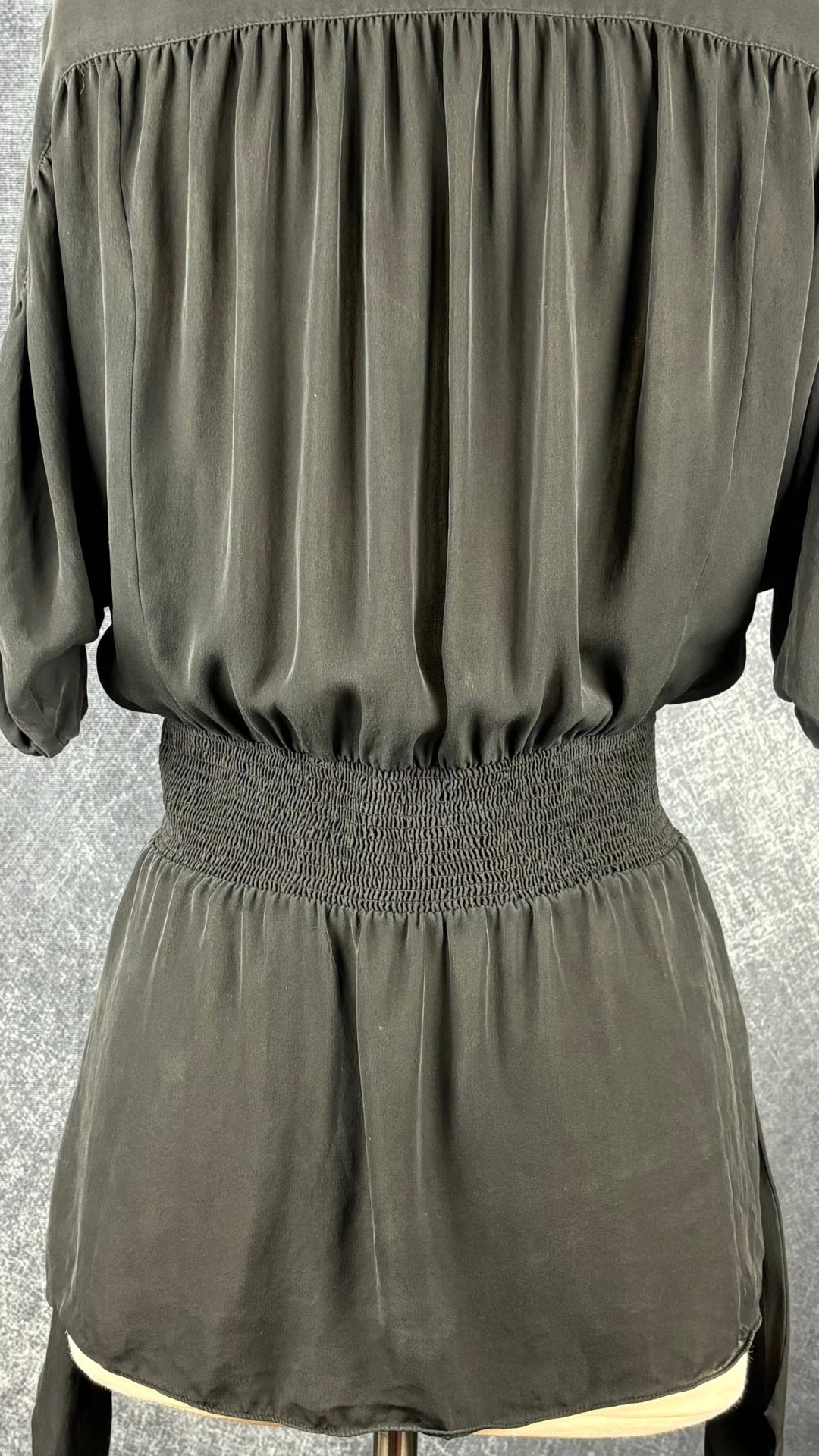 Blouse noire BCBG MaxAzria, taille xs. Vue de dos.