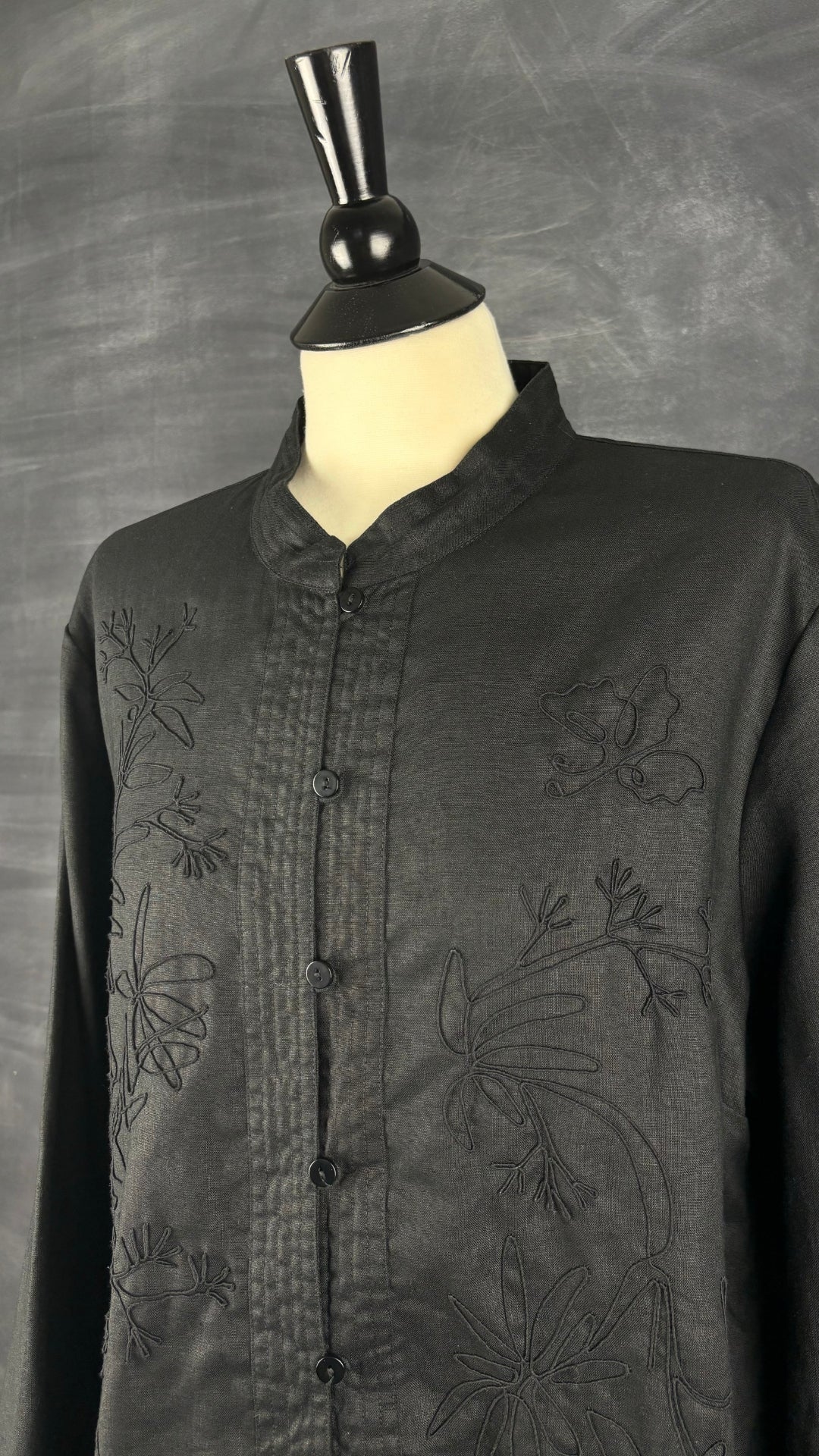 Blouse noire avec broderies en lin Contemporaine, taille xl. Vue de l'encolure.