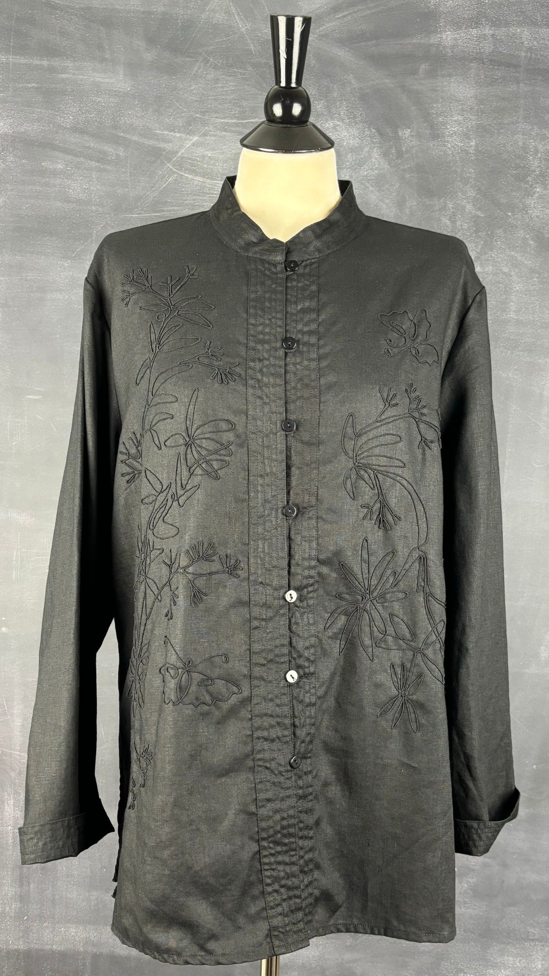 Blouse noire avec broderies en lin Contemporaine, taille xl. Vue de face.