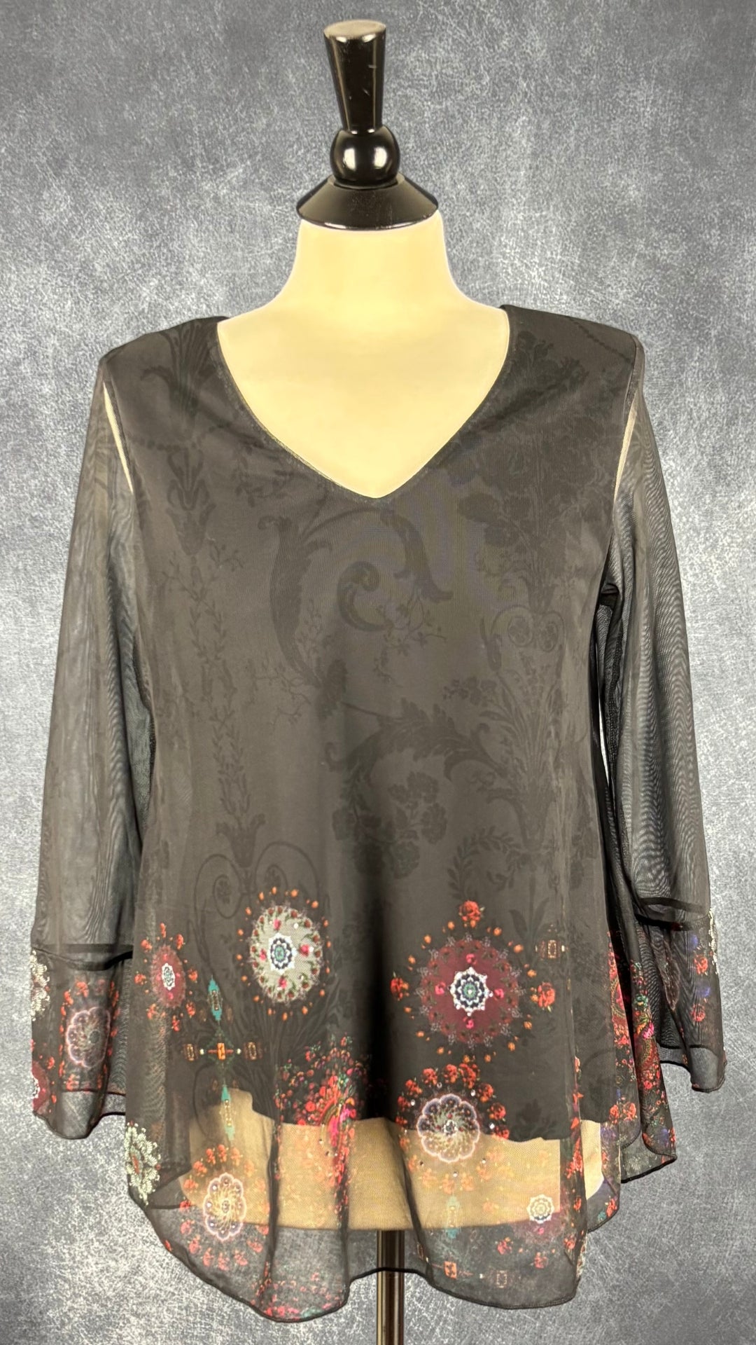 Blouse noire en fin voilage à jolis motifs Desigual, taille large (m/l). Vue de face.