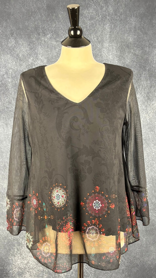 Blouse noire en fin voilage à jolis motifs Desigual, taille large (m/l). Vue de face.