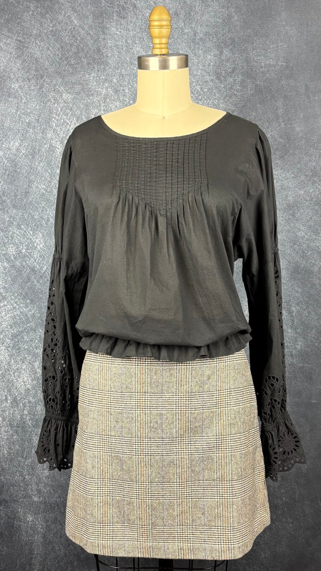 Blouse noire romantique à manches ballons et broderie anglaise aux manches, Gap, taille small. Vue de l'agencement avec la jupe à carreaux prince de Galles Wilfred.