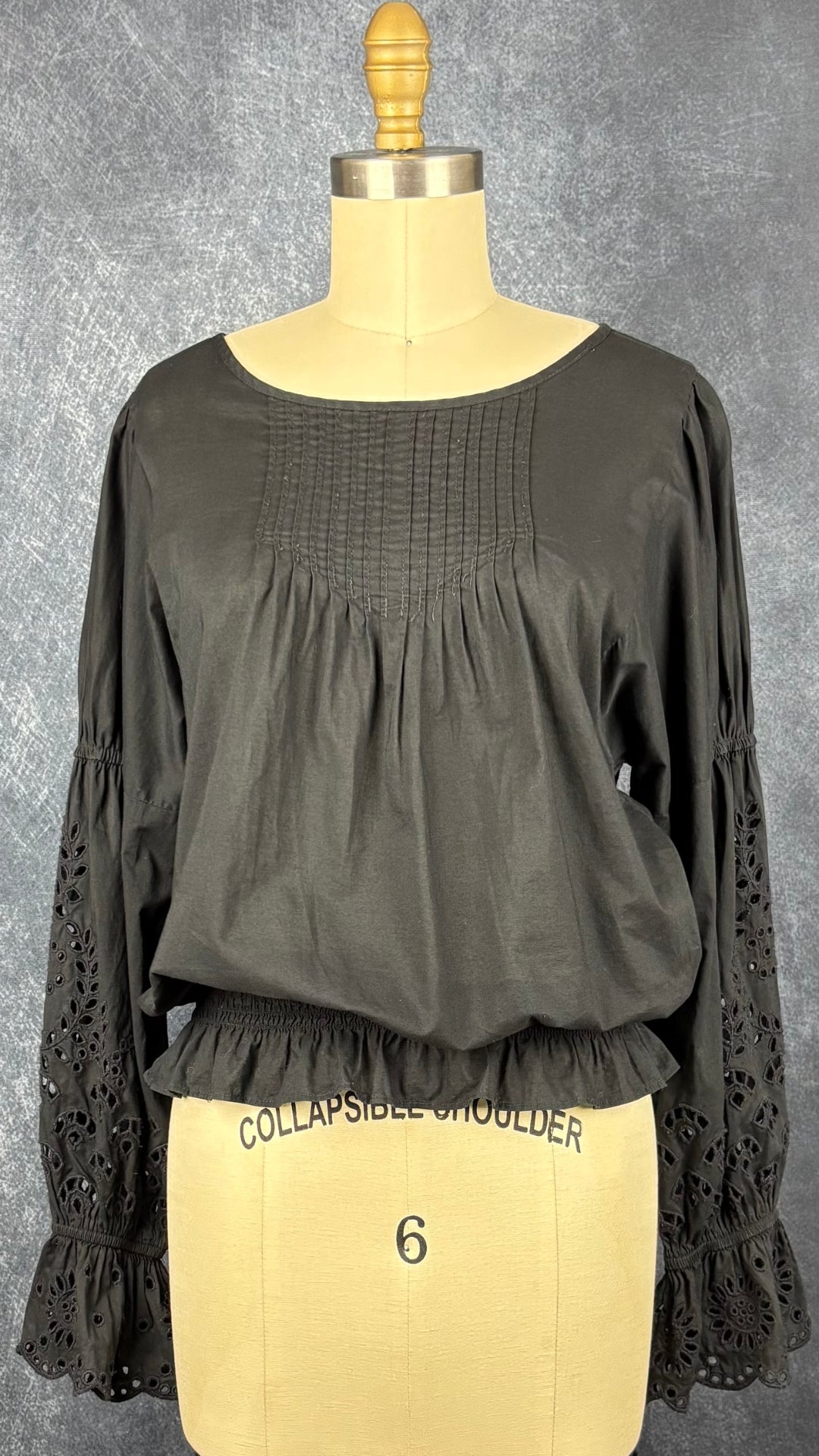 Blouse noire romantique à manches ballons et broderie anglaise aux manches, Gap, taille small. Vue de face.