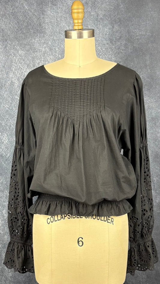 Blouse noire romantique à manches ballons et broderie anglaise aux manches, Gap, taille small. Vue de face.