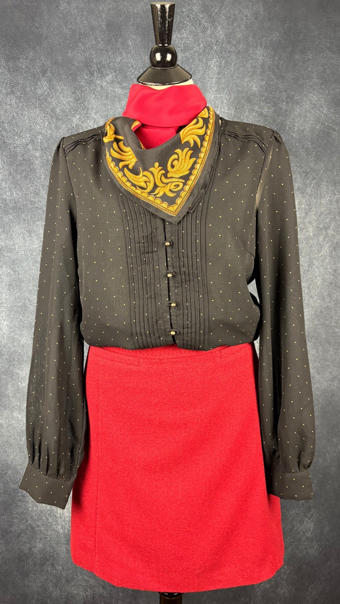 Blouse noire vaporeuse à pois dorés Redoute Création, taille 10 (medium). Vue de l'agencement avec la jupe en lainage rouge Weekend MaxMara et le foulard Ralph Lauren.
