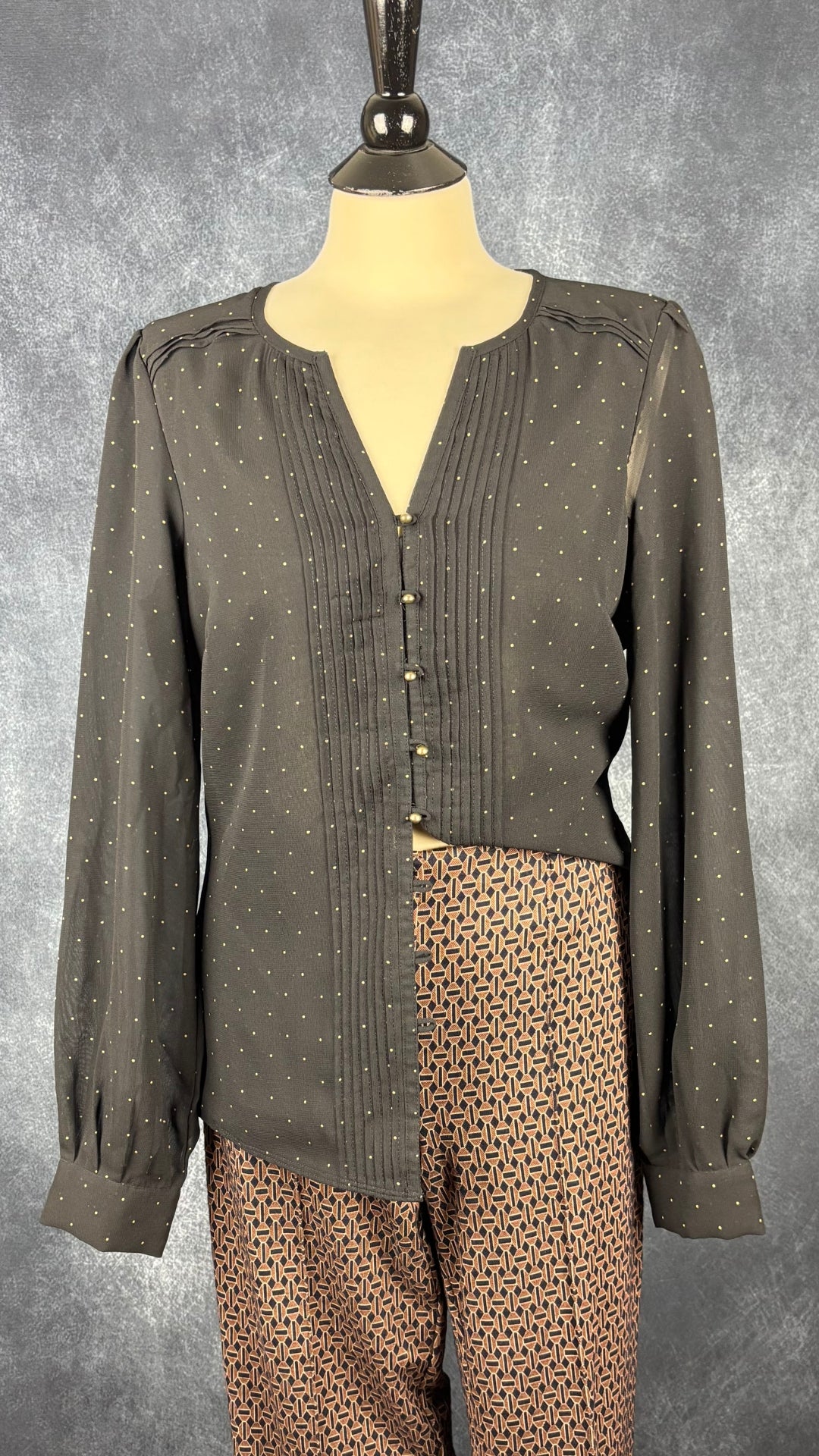 Blouse noire vaporeuse à pois dorés Redoute Création, taille 10 (medium). Vue de l'agencement avec le pantalon à motifs Cambio.