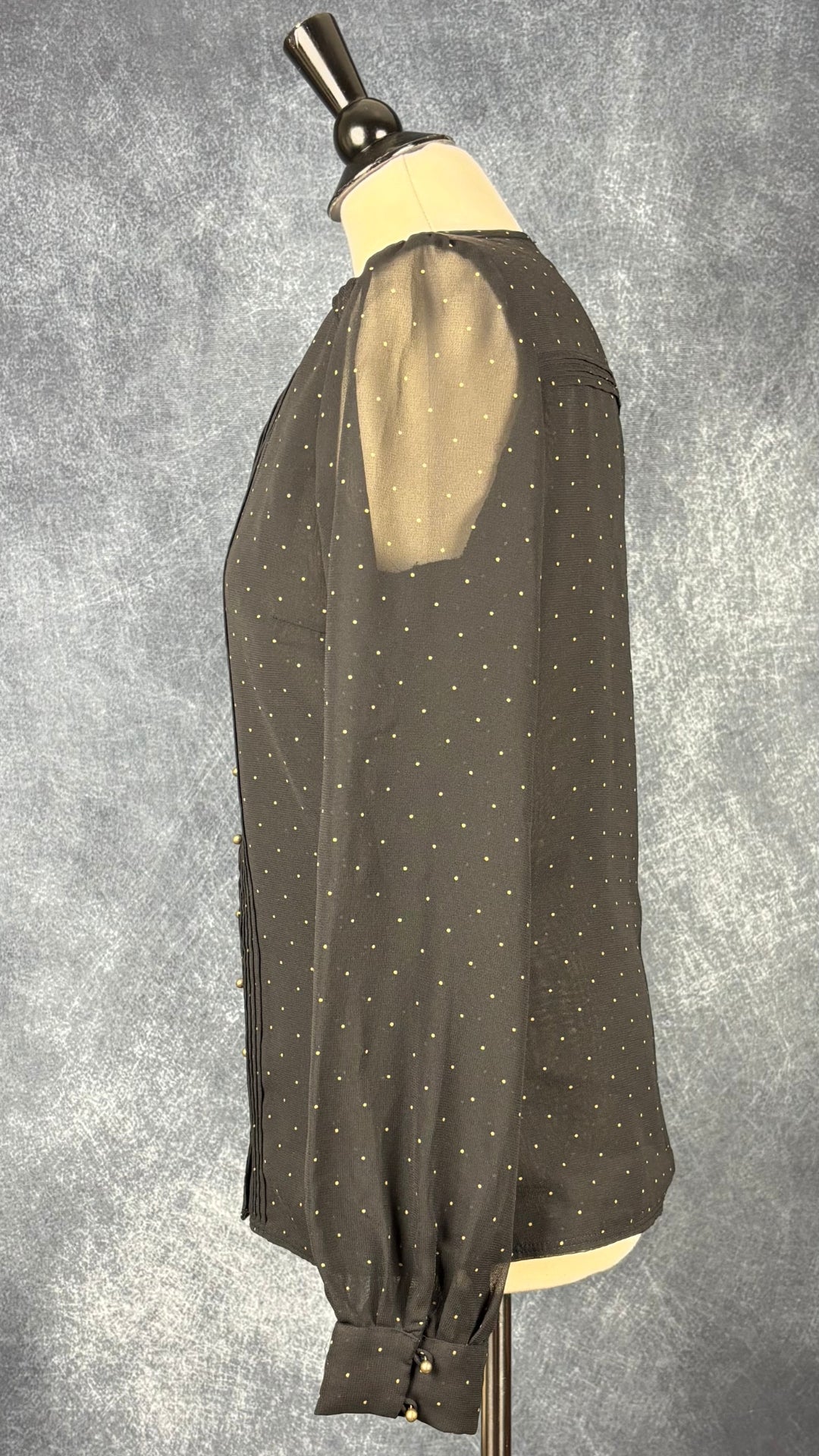 Blouse noire vaporeuse à pois dorés Redoute Création, taille 10 (medium). Vue de côté.