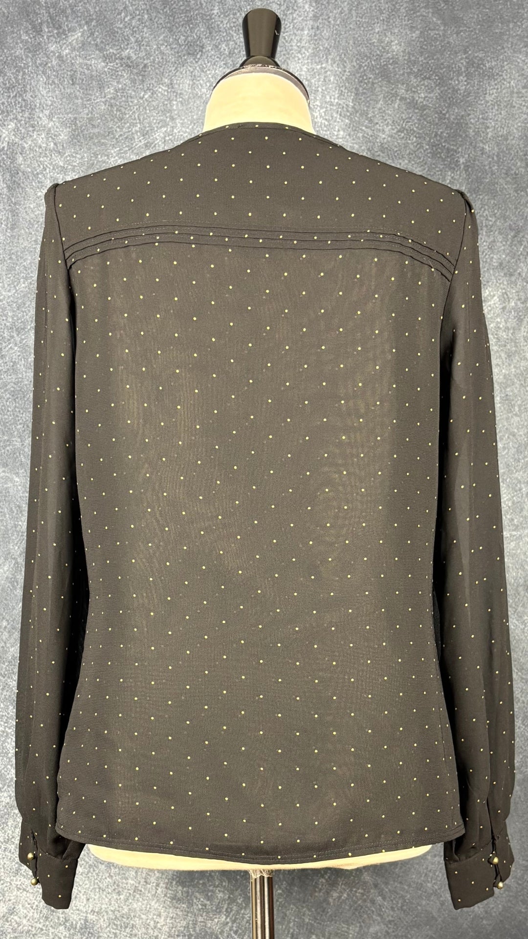 Blouse noire vaporeuse à pois dorés Redoute Création, taille 10 (medium). Vue de dos.