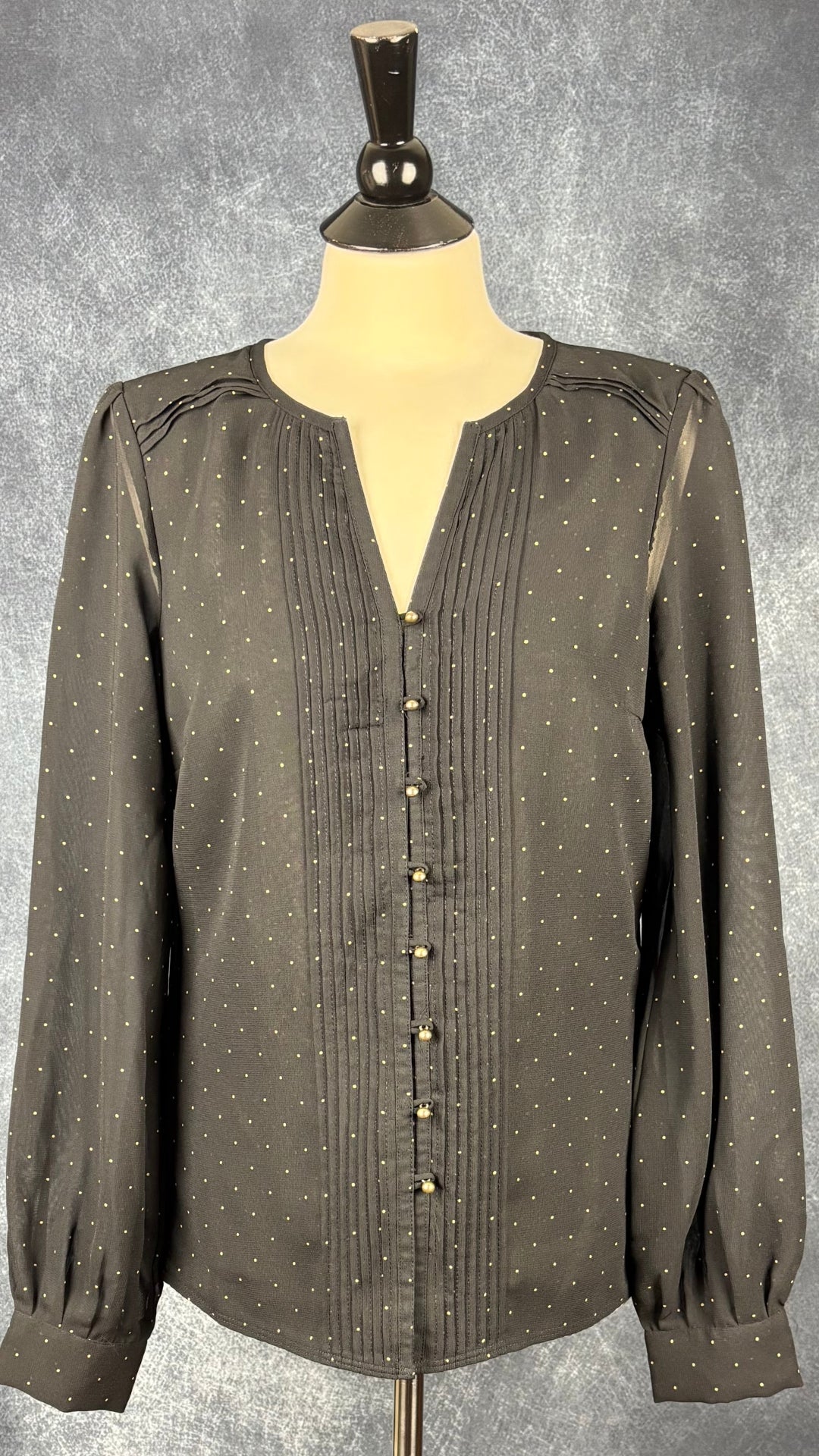Blouse noire vaporeuse à pois dorés Redoute Création, taille 10 (medium). Vue de face.