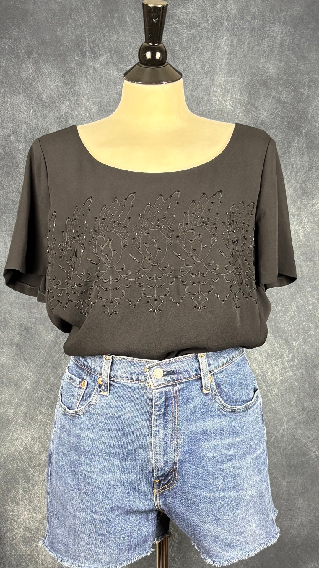 Blouse noire en soie Luisa Spagnoli, taille 52 (environ l/xl). Vue de l'agencement avec un short en jeans Levi's