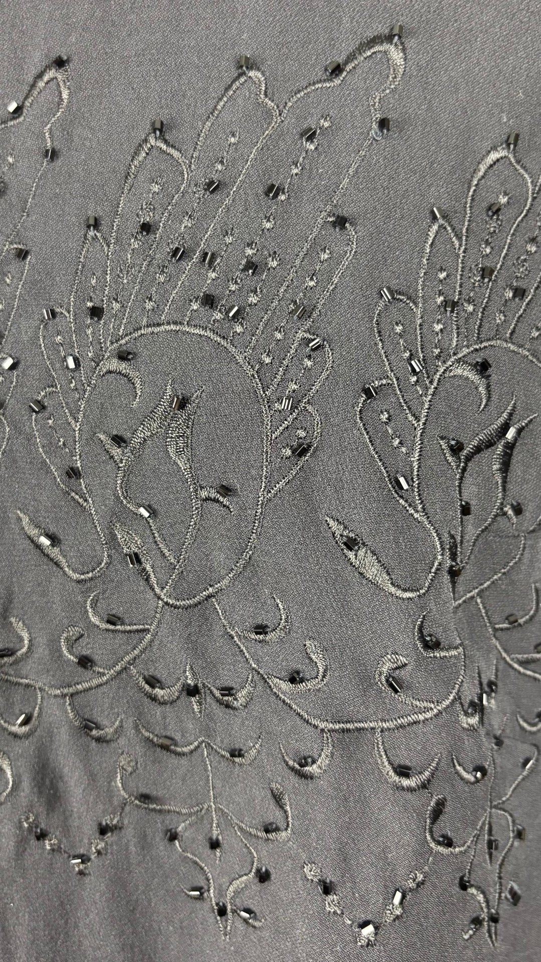 Blouse noire en soie Luisa Spagnoli, taille 52 (environ l/xl). Vue de près de la broderie.