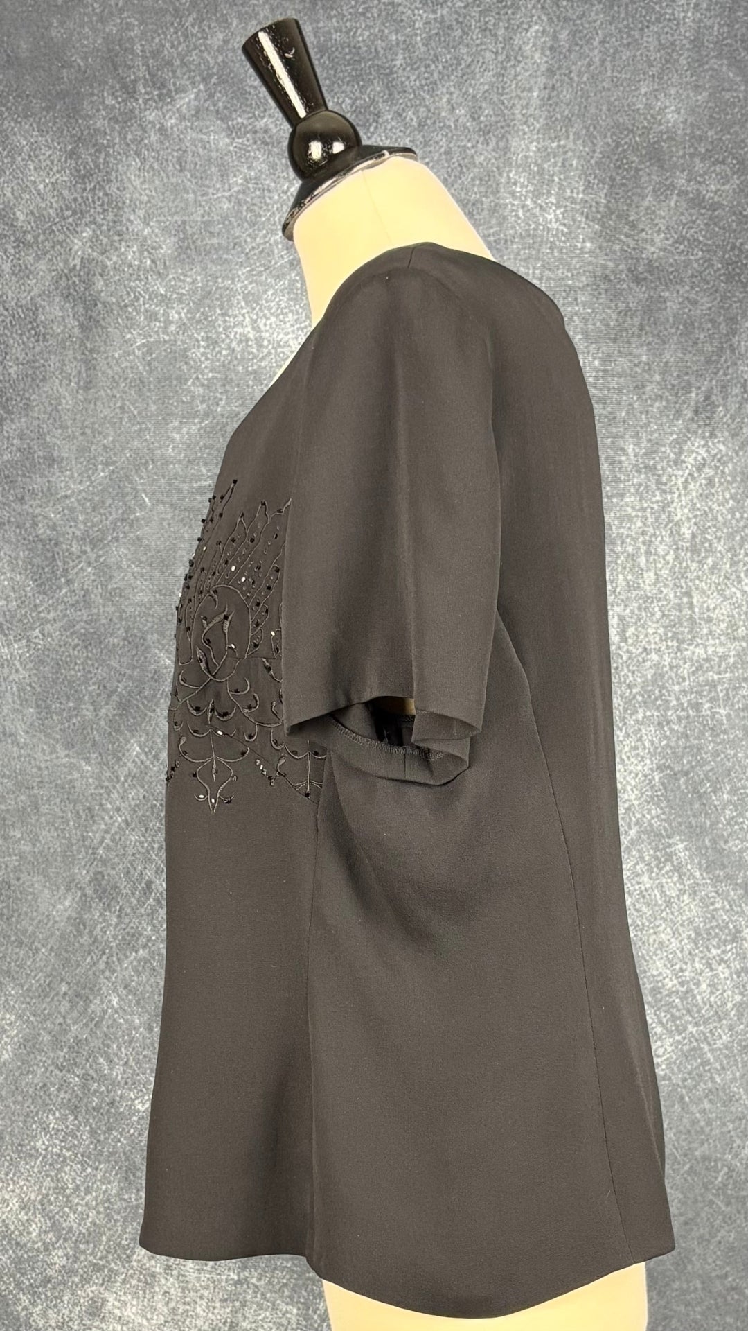 Blouse noire en soie Luisa Spagnoli, taille 52 (environ l/xl). Vue de côté.