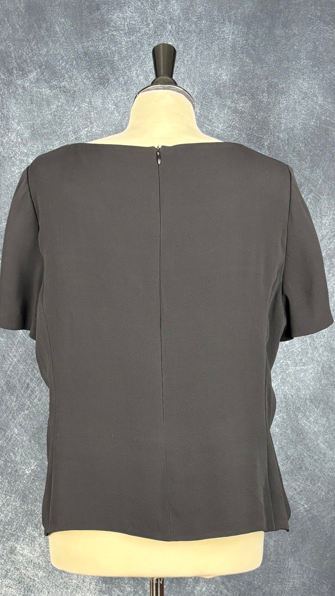 Blouse noire en soie Luisa Spagnoli, taille 52 (environ l/xl). Vue de dos.