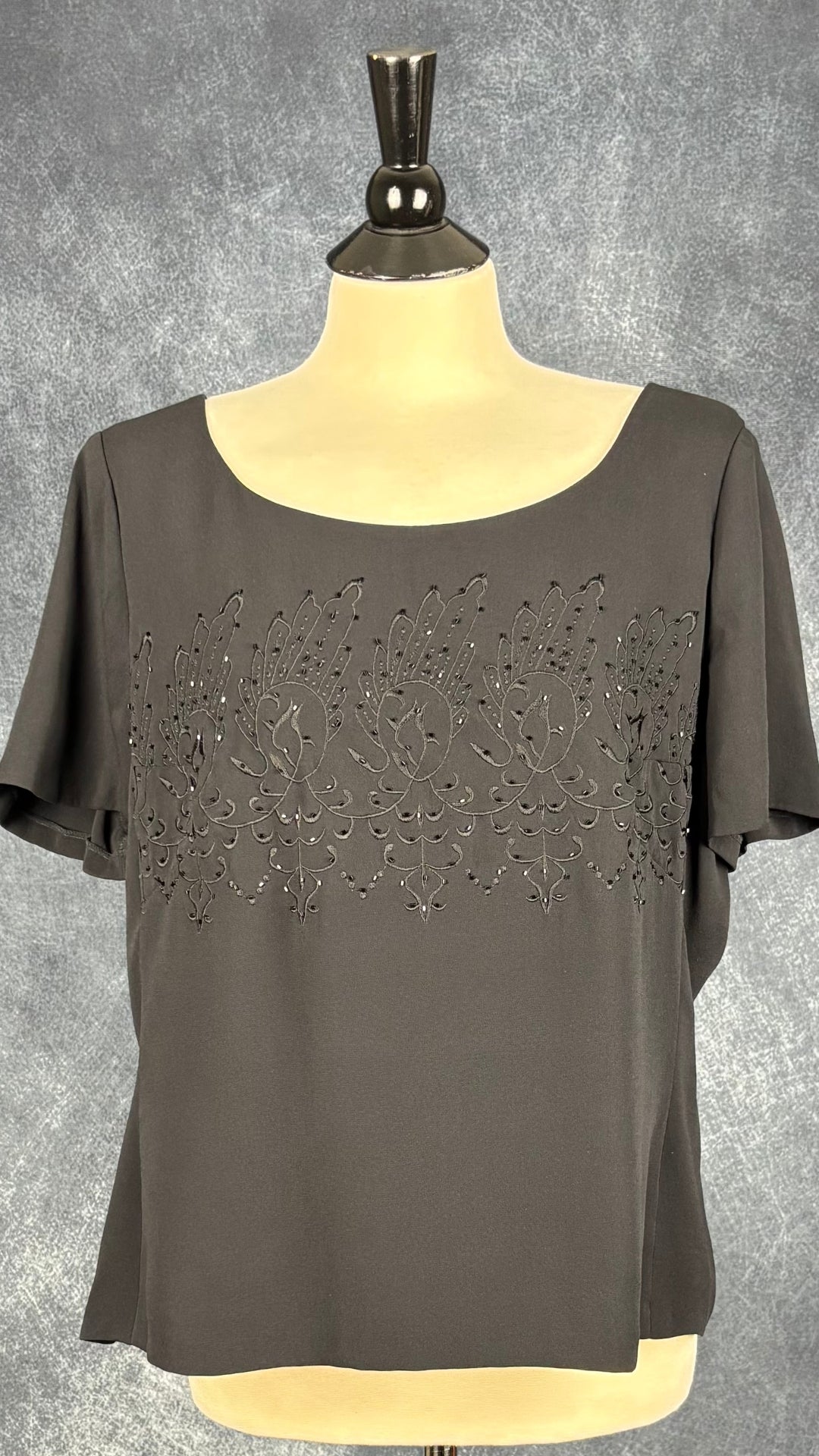 Blouse noire en soie Luisa Spagnoli, taille 52 (environ l/xl). Vue de face.