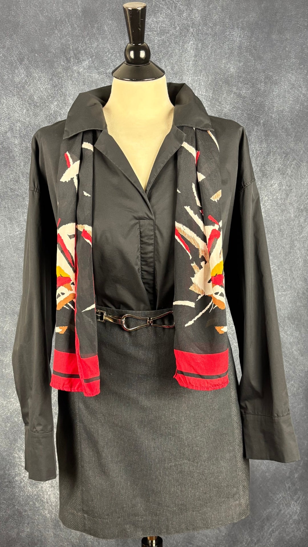 Blouse noire stylée confortable Uchuu Montréal, taille 2 (l/xl). Vue de l'agencement avec la jupe à fines rayures Mexx, la ceinture Ailes et le foulard Monique Martin.
