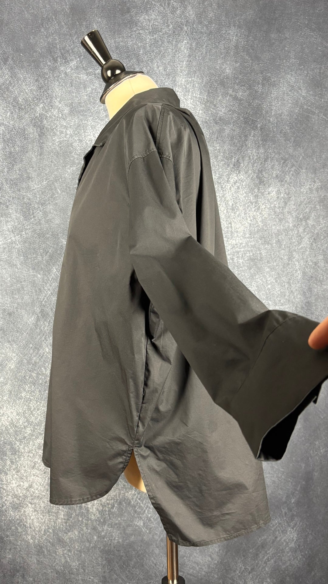 Blouse noire stylée confortable Uchuu Montréal, taille 2 (l/xl). Vue de côté.