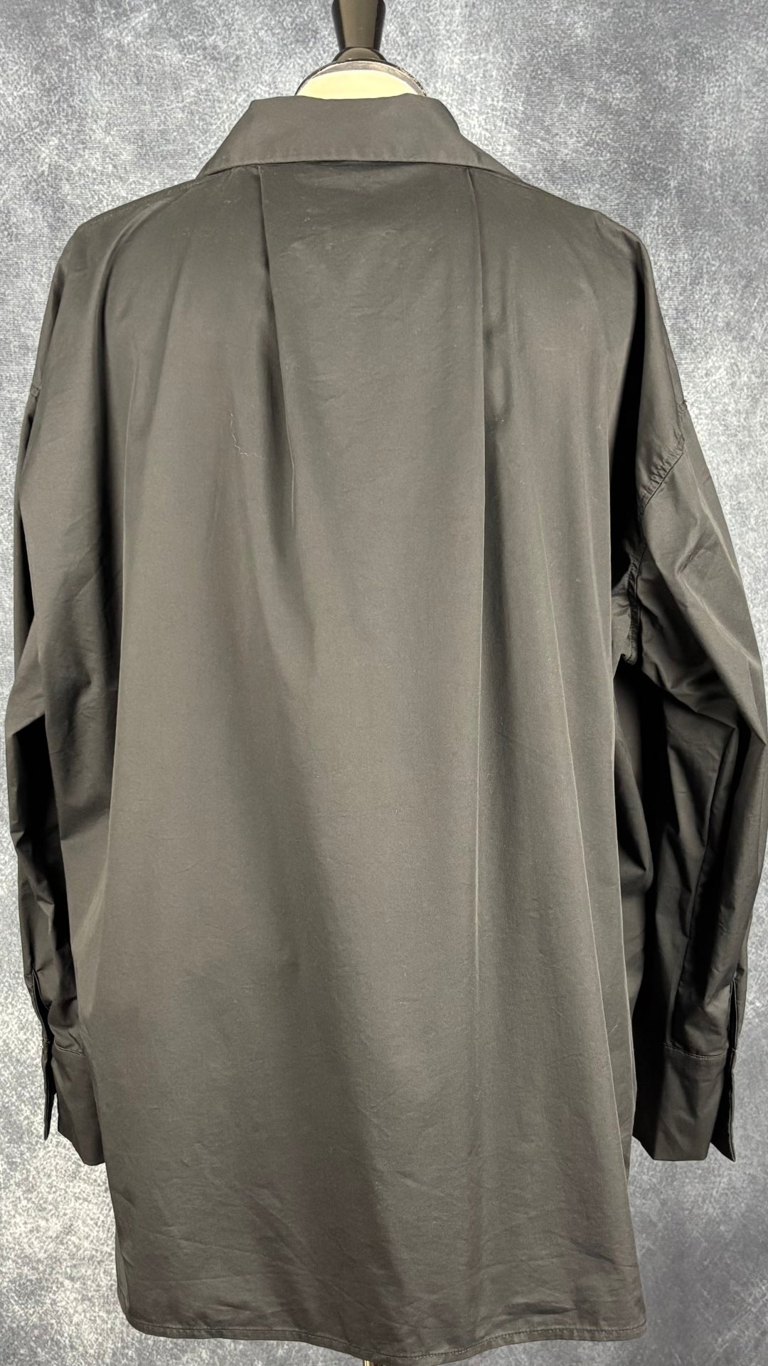 Blouse noire stylée confortable Uchuu Montréal, taille 2 (l/xl). Vue de dos.