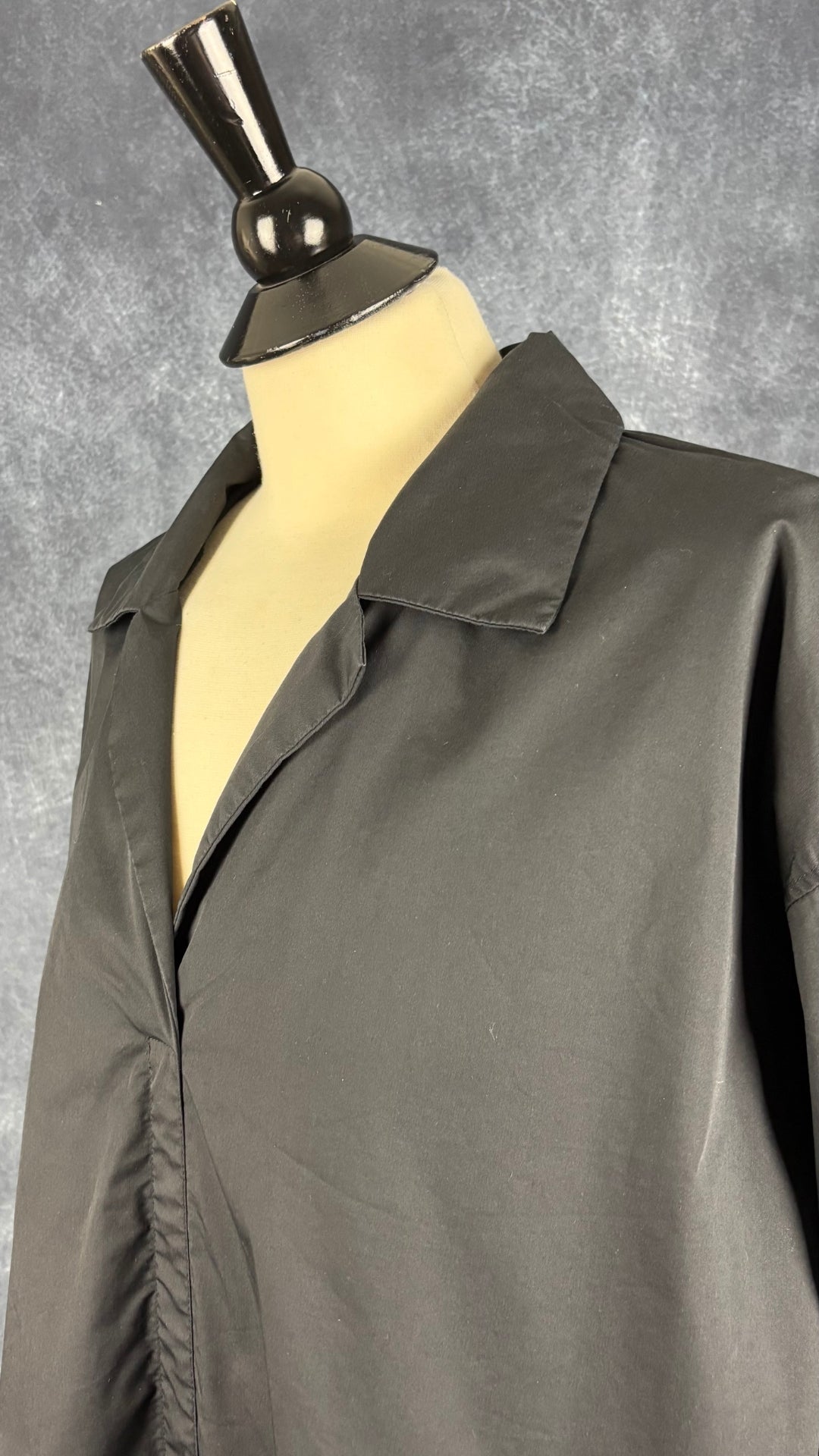 Blouse noire stylée confortable Uchuu Montréal, taille 2 (l/xl). Vue de l'encolure.