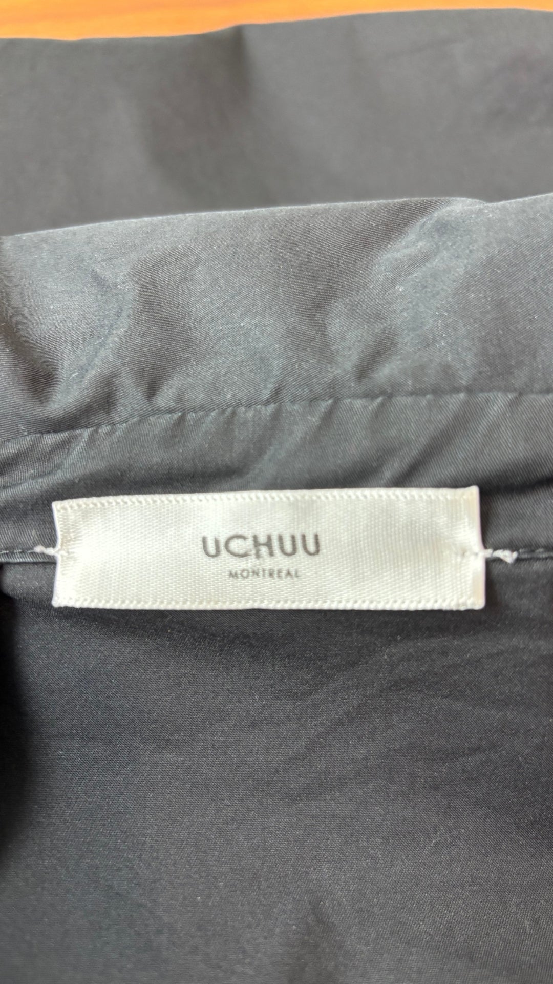 Blouse noire stylée confortable Uchuu Montréal, taille 2 (l/xl). Vue de l'étiquette.