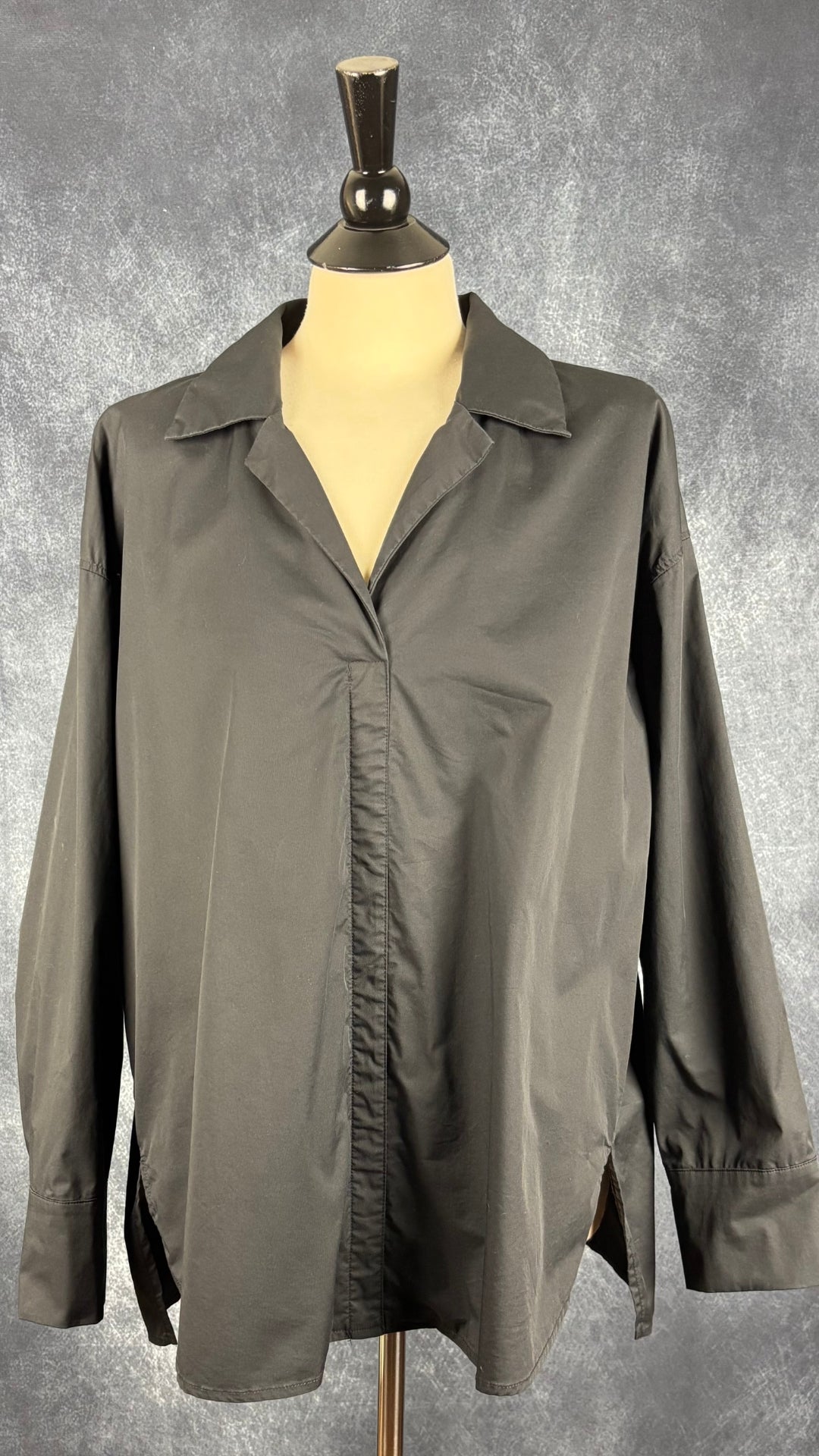 Blouse noire stylée confortable Uchuu Montréal, taille 2 (l/xl). Vue de face.