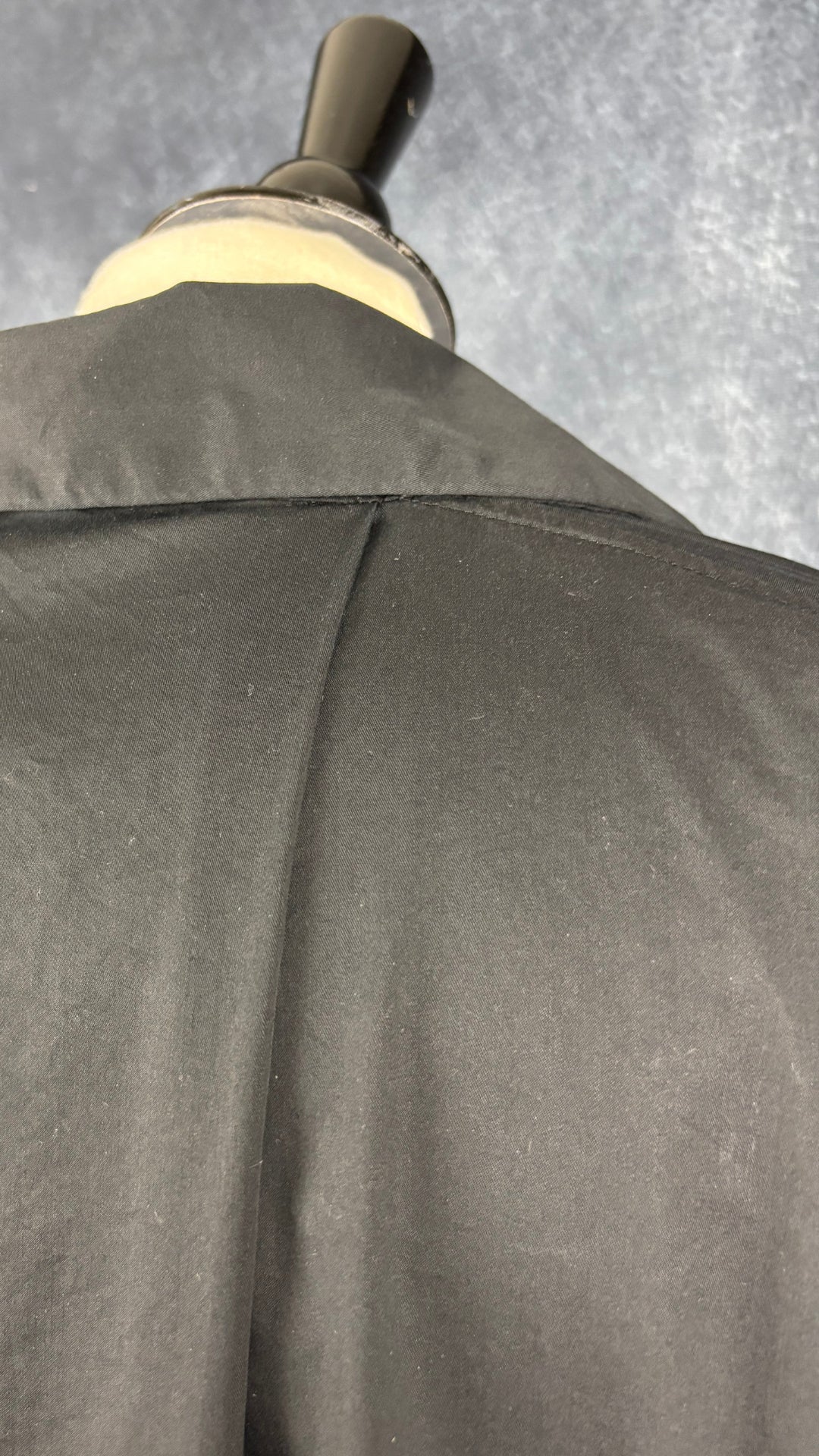 Blouse noire stylée confortable Uchuu Montréal, taille 2 (l/xl). Vue du pli d'aisance au dos.