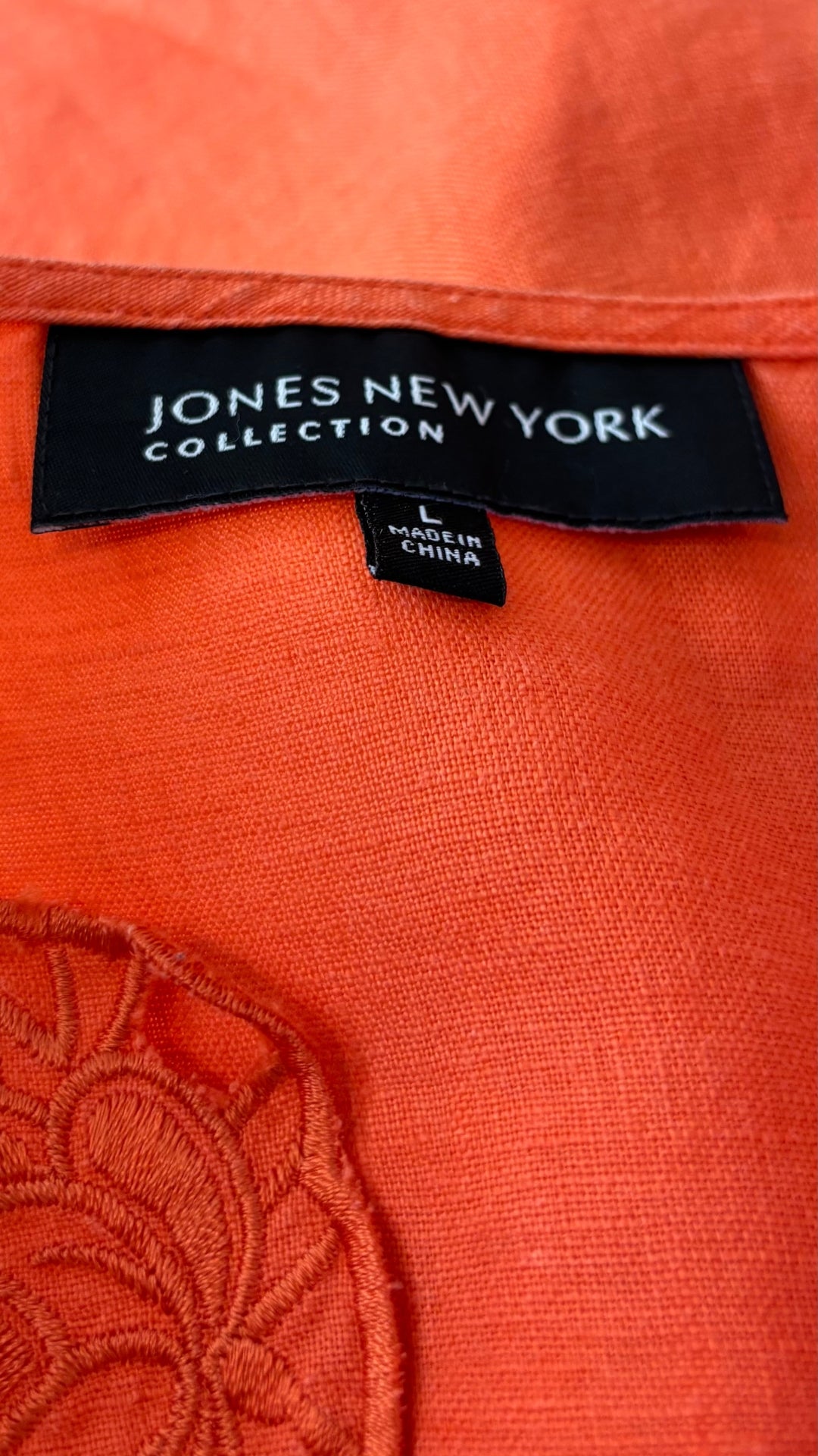 Blouse orange en lin à col brodé Jones New York, taille large. Vue de l'étiquette.