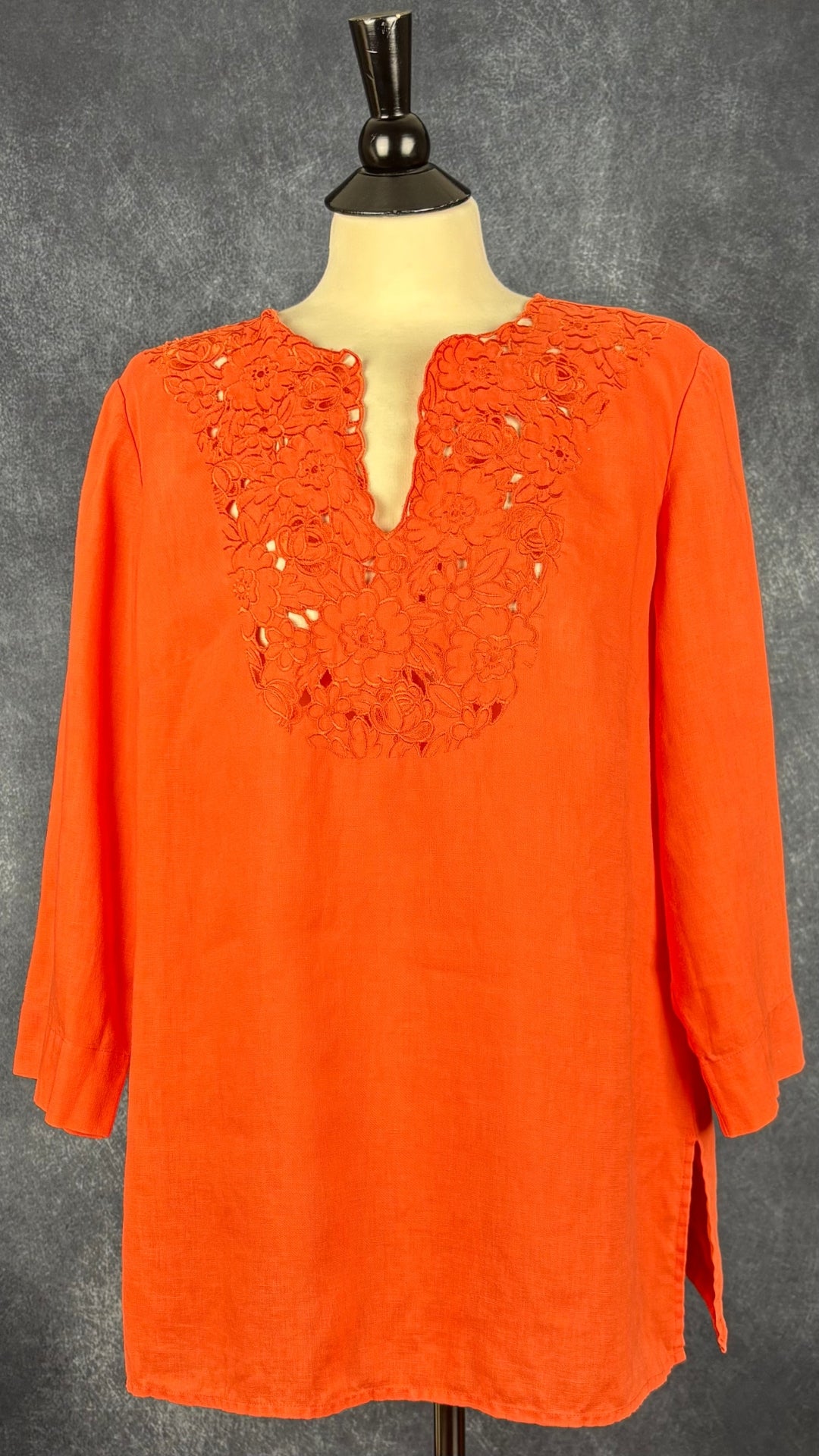 Blouse orange en lin à col brodé Jones New York, taille large. Vue de face.