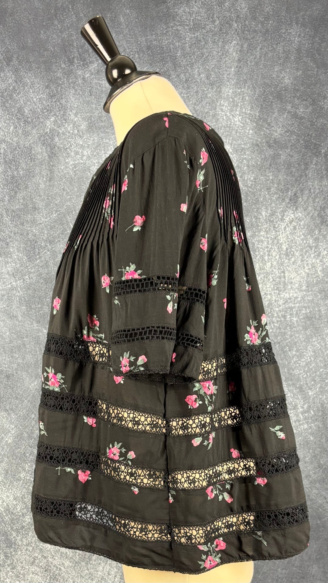 Blouse paysanne noire à motifs floraux et dentelle Wilfred, taille medium. Vue de côté.