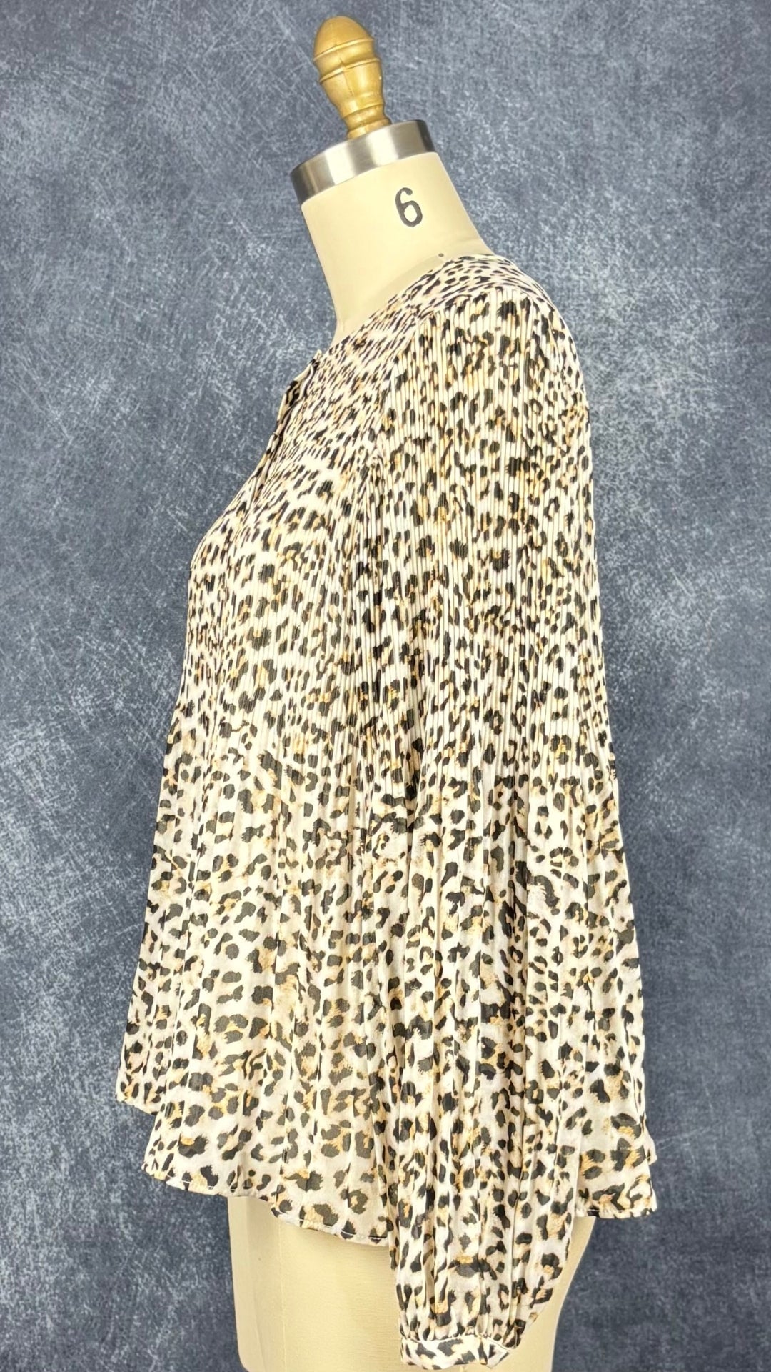 Blouse plissée à motif léopard Banana Republic, taille small. Vue de côté.