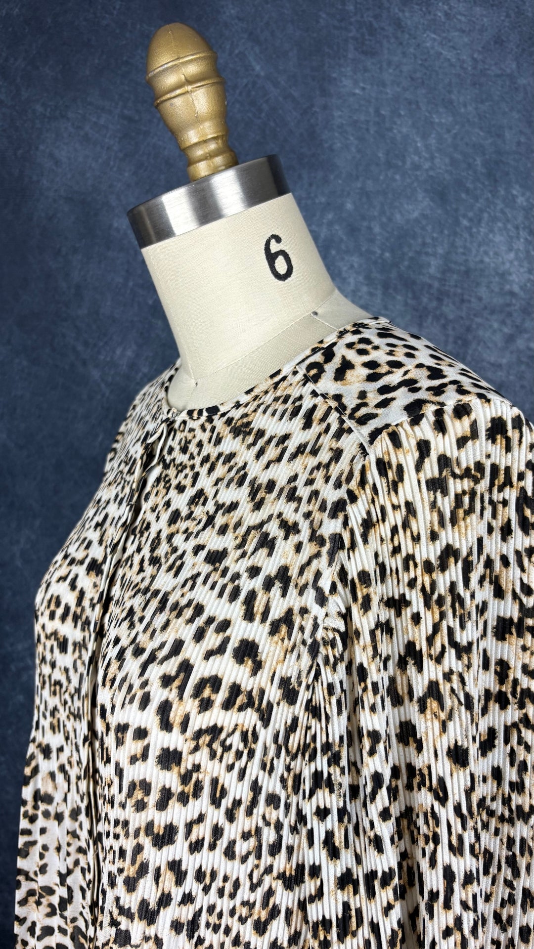 Blouse plissée à motif léopard Banana Republic, taille small. Vue de l'encolure.